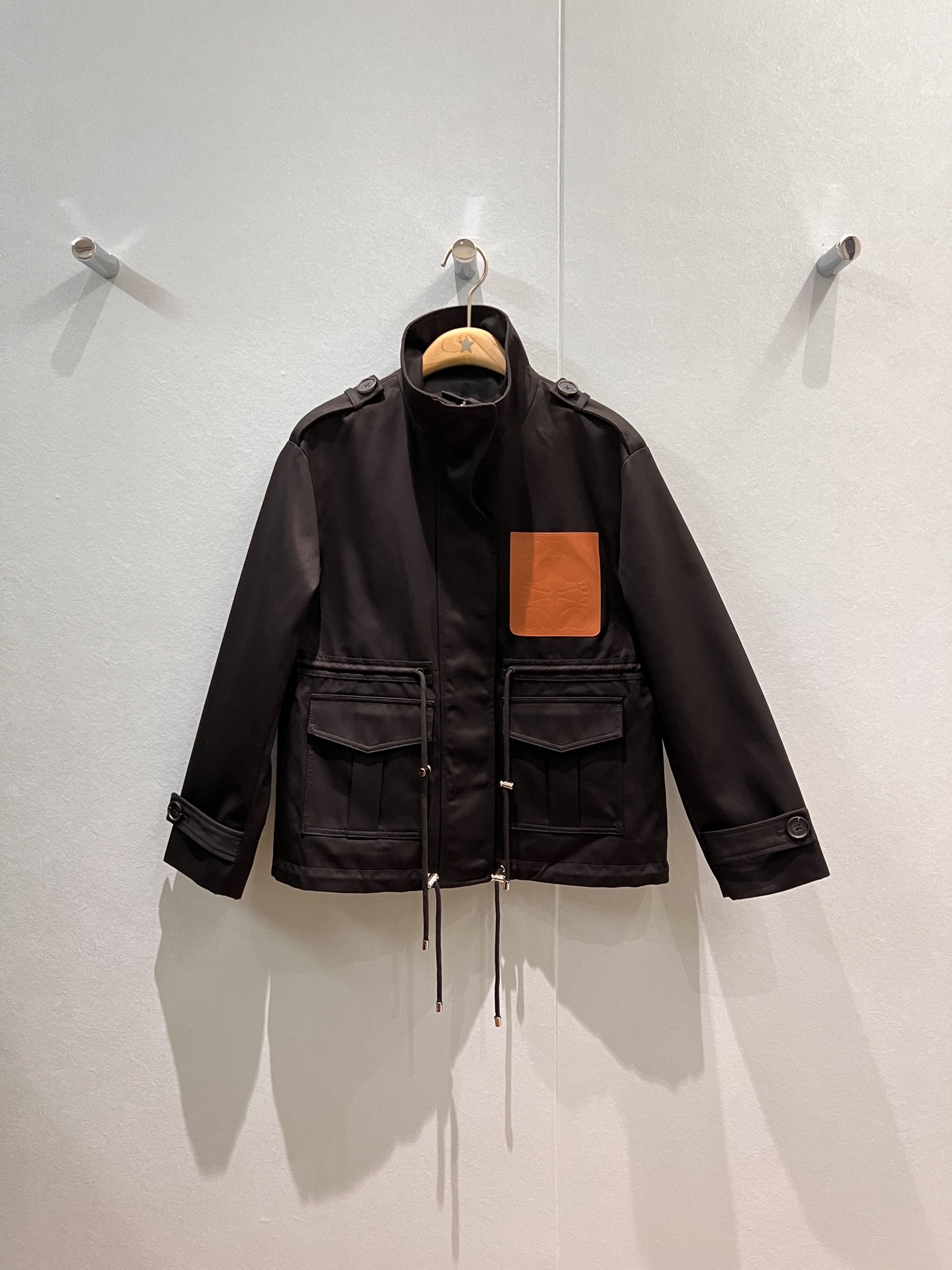 NO:479513,New style recommended loewe eavesaw design large pocket drawstring waist jacket jacket classic logo leather pocket decoration loose casual side pockets, age-reducing handsome black khaki SML,,loewe, jackets & coats,jackets & coats,alexander wang19860909新款推荐loewe肩章设计大口袋抽绳收腰夹克外套经典logo皮口袋装饰宽松休闲 两侧口袋 减龄帅气 黑色卡其 SML,,loewe,jackets & coats,jackets & coats,alexander wang,Women's clothing