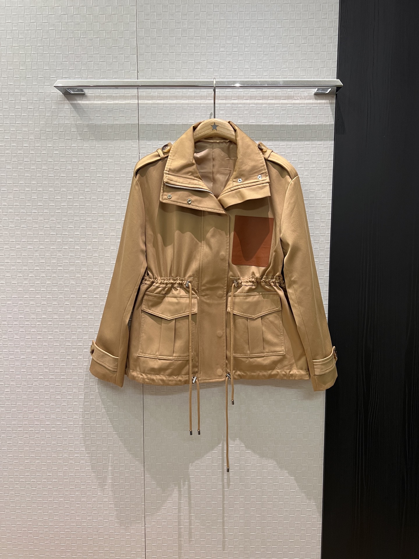 NO:479529,New style recommended loewe eavesaw design large pocket drawstring waist jacket jacket classic logo leather pocket decoration loose casual side pockets, age-reducing handsome black khaki SML,,loewe, jackets & coats,jackets & coats,alexander wang19860909新款推荐loewe肩章设计大口袋抽绳收腰夹克外套经典logo皮口袋装饰宽松休闲 两侧口袋 减龄帅气 黑色卡其 SML,,loewe,jackets & coats,jackets & coats,alexander wang,Women's clothing