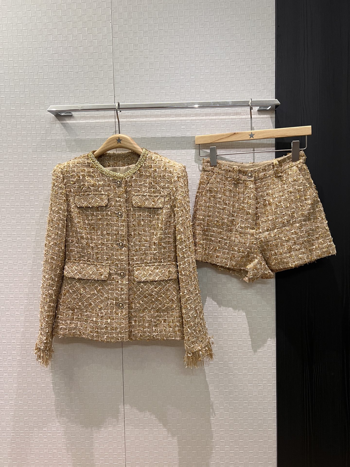 NO:480949,New gold braided tweed suit round neck four-pocket jacket suit shorts three-dimensional waist-hugging temperament elegant and exquisite Caibao's daughter SML, shorts, jackets & coats, business suit, alexander wang19860909新款金色编织粗花呢套装圆领四口袋外套西装短裤 立体收腰 名媛气质 优雅精致 财阀千金本金 SML,,shorts,jackets & coats,business suit,alexander wang,Women's clothing