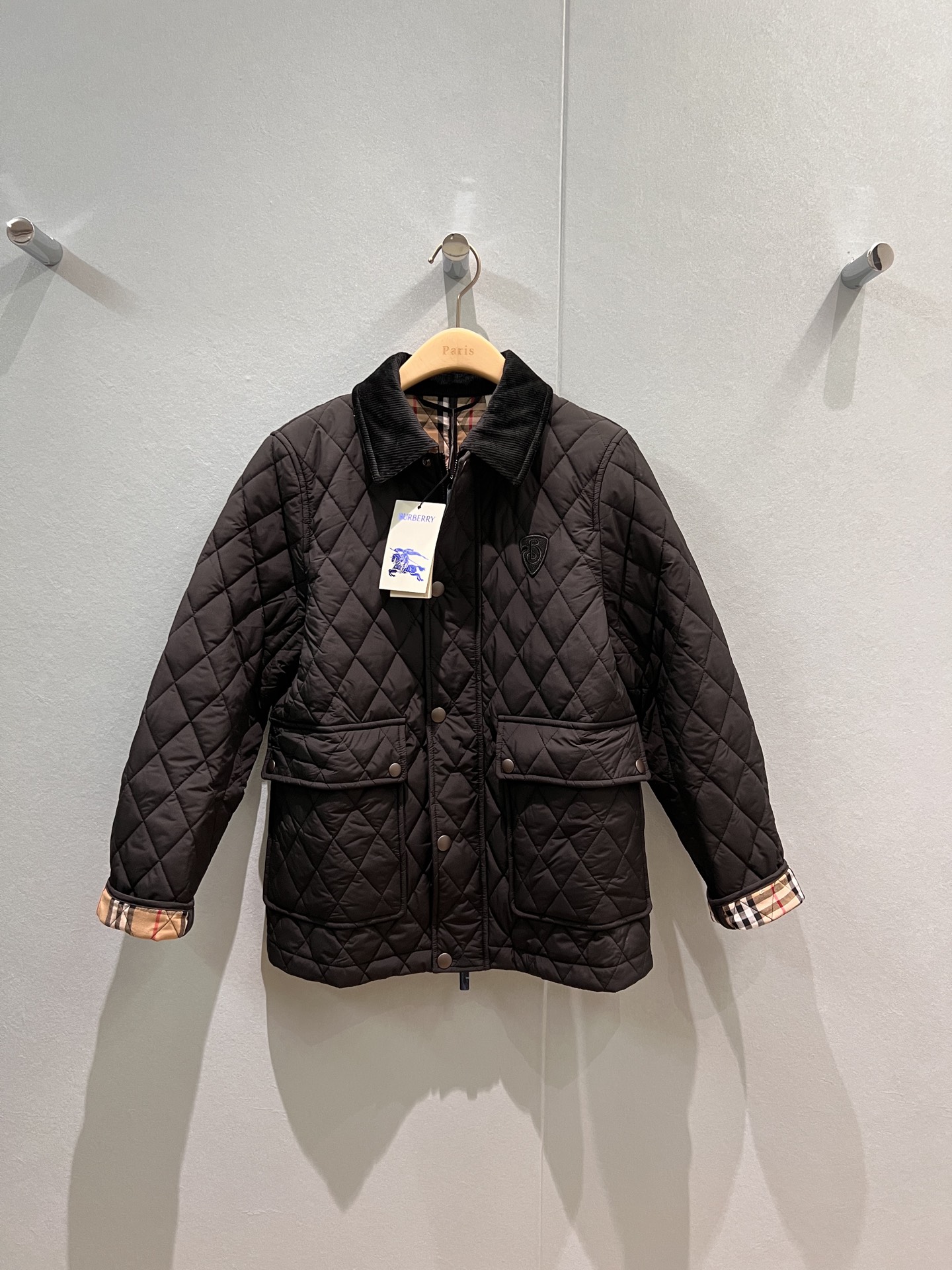 NO:483044,Autumn and winter corduroy collar diamond cotton jacket, chest embroidered badge logo, green checked lining, open mold hardware accessories and breasted design, flip-top pockets on both sides, college style casual and age-reducing black khaki S-XL,, jackets & coats,alexander wang19860909秋冬冲冲灯芯绒领菱格棉服外套 胸前刺绣徽章logo 绿色格纹内衬 开模五金配件排扣设计 两侧翻盖大口袋 学院风休闲减龄 黑色卡其 S-XL,,jackets & coats,alexander wang,Women's clothing