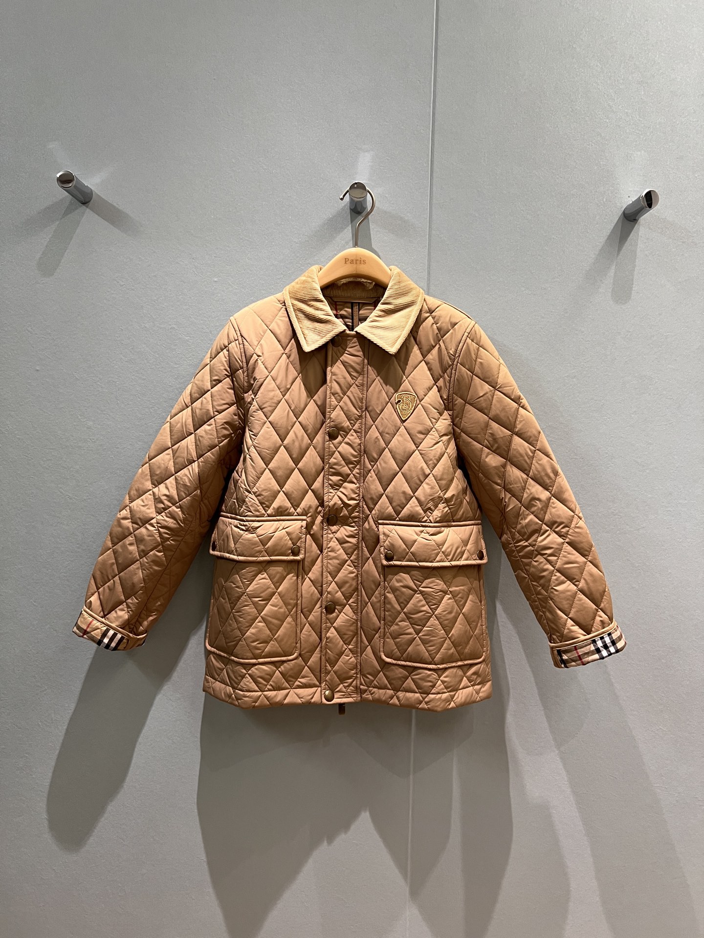 NO:483056,Autumn and winter corduroy collar diamond cotton jacket, chest embroidered badge logo, green checked lining, open mold hardware accessories and breasted design, flip-top pockets on both sides, college style casual and age-reducing black khaki S-XL,, jackets & coats,alexander wang19860909秋冬冲冲灯芯绒领菱格棉服外套 胸前刺绣徽章logo 绿色格纹内衬 开模五金配件排扣设计 两侧翻盖大口袋 学院风休闲减龄 黑色卡其 S-XL,,jackets & coats,alexander wang,Women's clothing