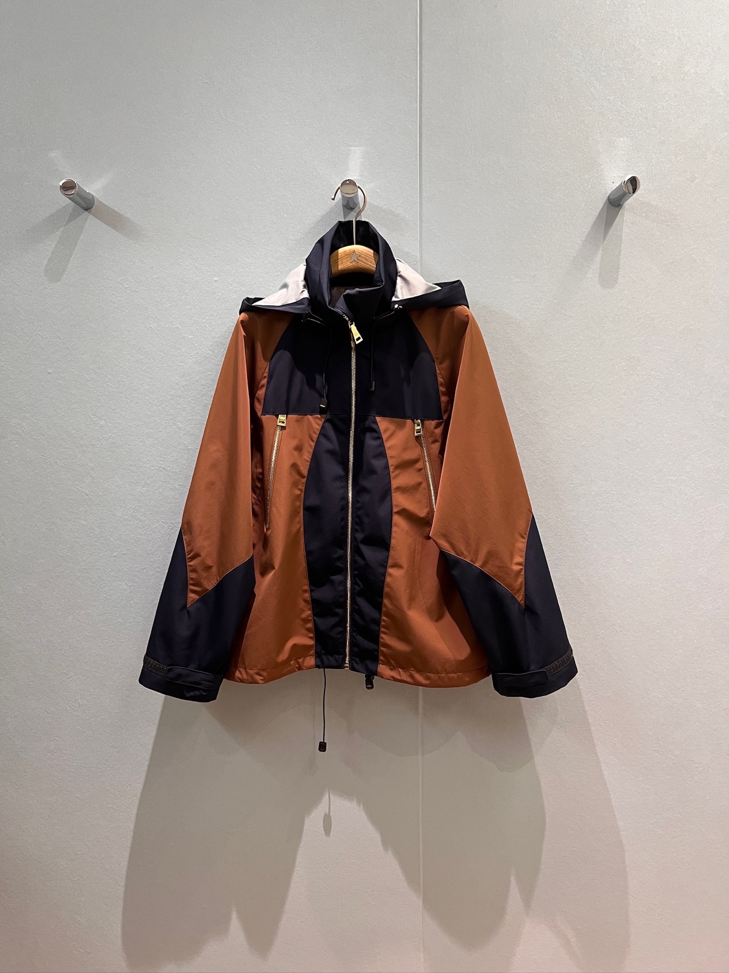 NO:483068,New lapel contrasting nylon hooded parka jacket sun protection windbreaker hat storage hem drawstring patch triangle logo behind casual and versatile handsome SML, jackets & coats,hats,alexander wang19860909新款翻领撞色尼龙连帽派克风衣外套 防晒风衣 帽子可收纳 下摆抽绳 背后贴布三角标志 休闲百搭 帅气十足 SML,,jackets & coats,hats,alexander wang,Women's clothing
