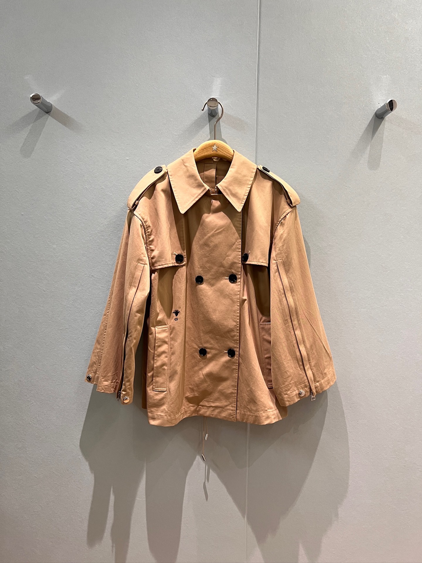 NO:483077,New epaulette decorative double-breasted windbreaker jacket, loose sleeves, zippered open, slit design, embroidery, little bee, full aura, essential SML, jackets & coats, alexander wang19860909新款肩章装饰双排扣风衣外套 宽松袖子可拉链打开 背后开叉设计刺绣CD小蜜蜂 气场全开 凹造型必备SML,,jackets & coats,alexander wang,Women's clothing