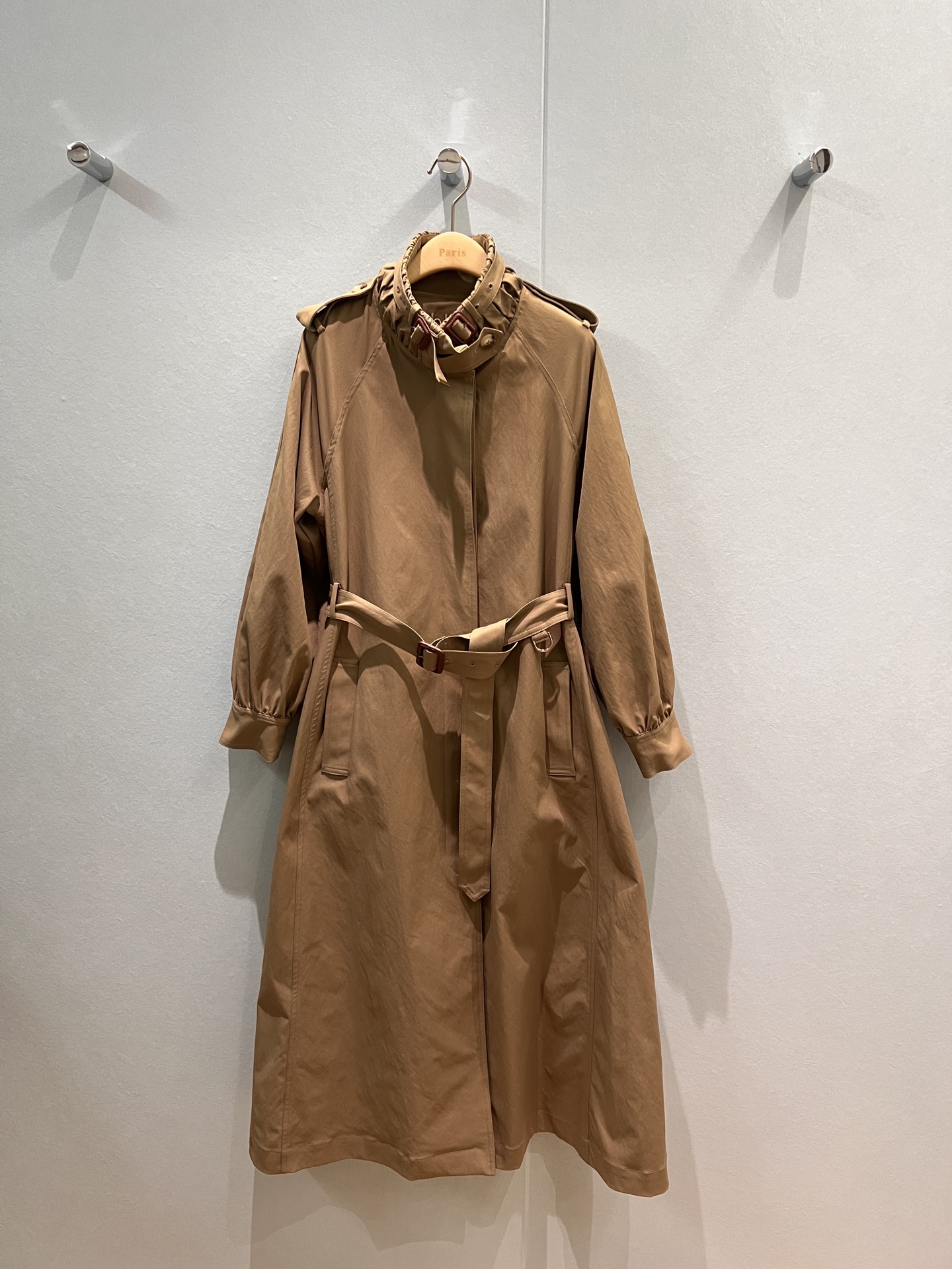 NO:484042,The same style of the new Wu Qianyu, pleated stand-up collar thigh neck lace, eavesque design, long windbreaker jacket skirt rag-back splicing, loose and casual, belt tying waist to make it look slim and varied, sweet and neat, fashionable and age-reducing SML, skirts, jackets & coats, alexander wang19860909新款吴千语同款 褶皱立领高领系带 肩章设计 长款风衣外套裙插肩拼接 宽松休闲 系腰带收腰显瘦风格多变 甜飒利落 时尚减龄 SML,,skirts,jackets & coats,alexander wang,Women's clothing