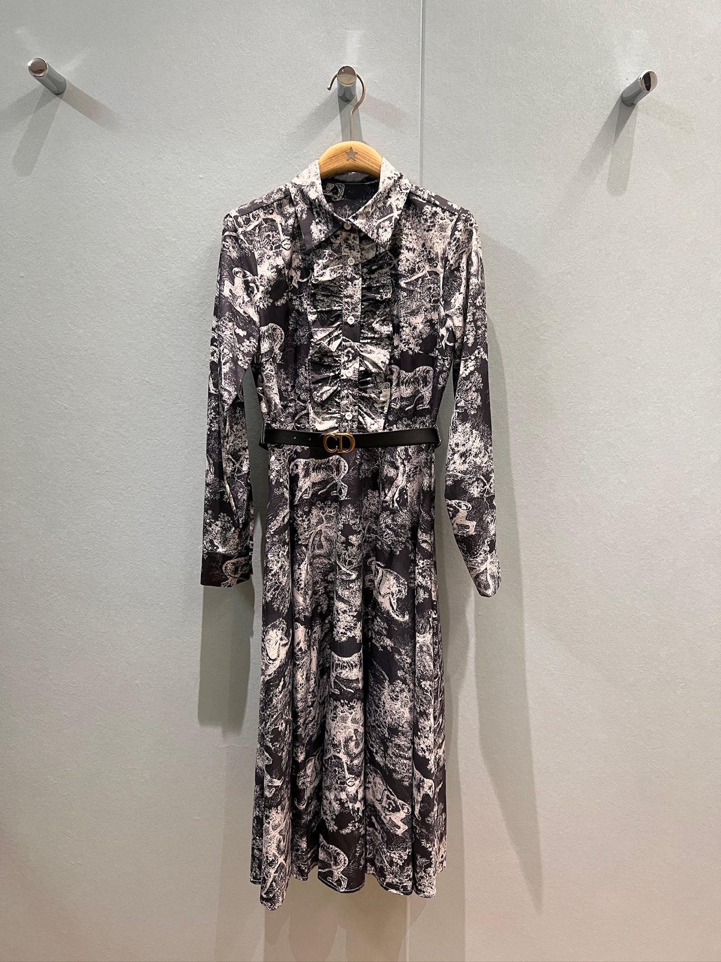 NO:484009,New lapel long-sleeved dress with three-dimensional black fungus lace decoration on the chest Distribution CD belt Embroidered CD bee temperament and age-reducing elegance three-color SML, skirts, alexander wang19860909新款翻领长袖连衣裙 胸前立体木耳花边装饰 配送CD腰带 刺绣CD小蜜蜂气质减龄 优雅必备三色 SML,,skirts,alexander wang,Women's clothing