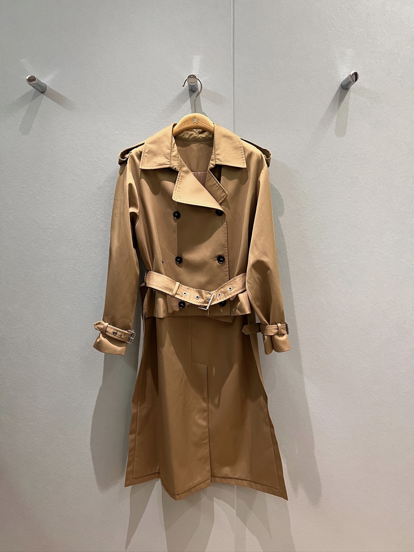 NO:484046,New style is coming to show style, double-breasted short front and long back design, dovetail windbreaker jacket, classic embroidered cd bee, epaulette cuff belt, waist slimming and fashionable commuting, full aura, age-reducing versatile SML,, jackets & coats,alexander wang19860909新款来袭秀款 双排扣前短后长设计 燕尾风衣外套 经典刺绣cd小蜜蜂 肩章袖带腰带 收腰显瘦时尚通勤 气场全开减龄百搭 SML,,jackets & coats,alexander wang,Women's clothing