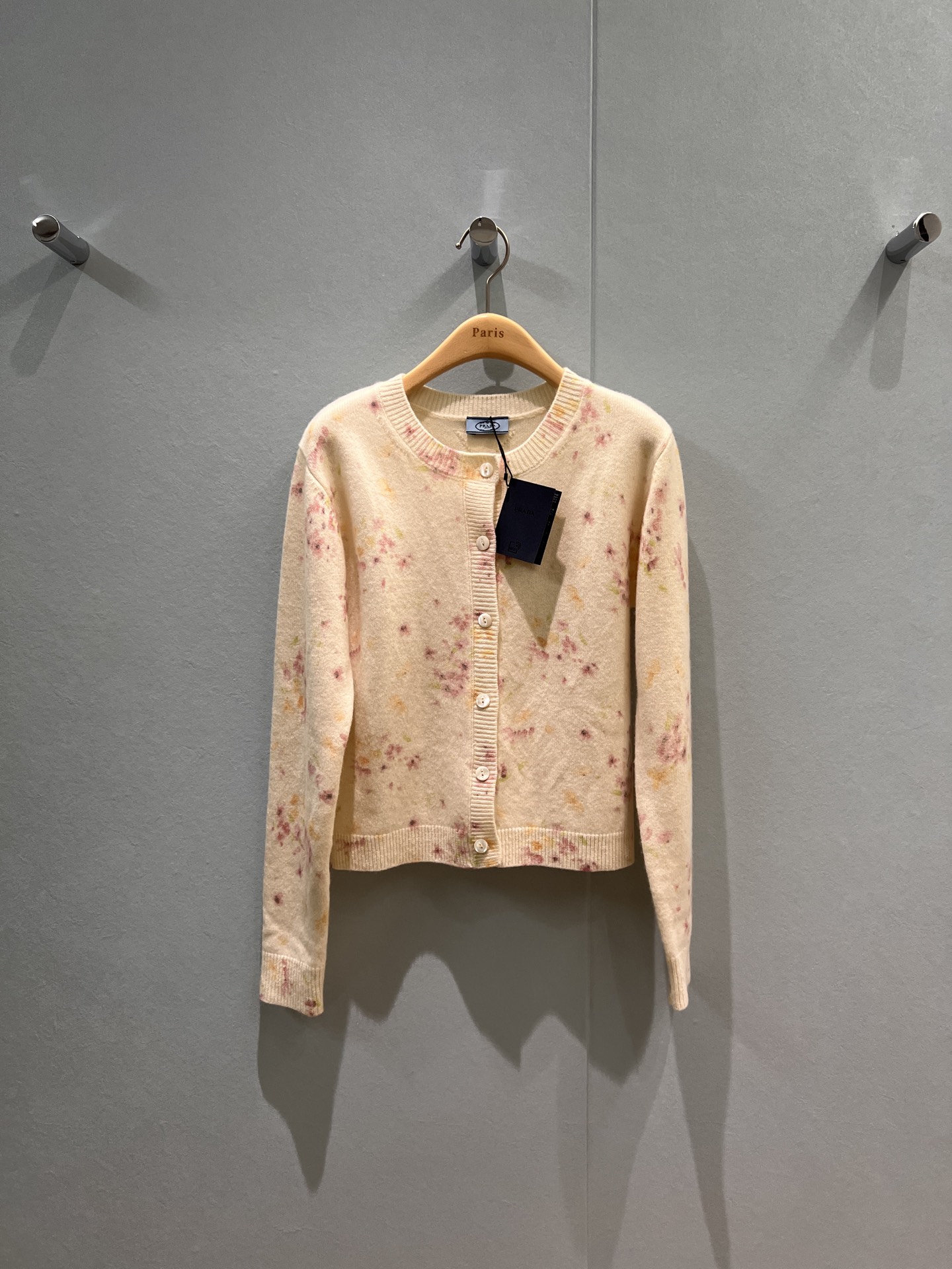 NO:484056,The same style of the new GD small floral round neck knitted cardigan jacket mohair wool blended back triangle badge jacquard graphics cute age-reducing temperament versatile SML, jackets & coats, alexander wang19860909新款GD同款 小碎花圆领针织开衫外套马海毛羊毛混纺 背后三角徽章提花图形 可爱减龄 气质百搭SML,,jackets & coats,alexander wang,Women's clothing
