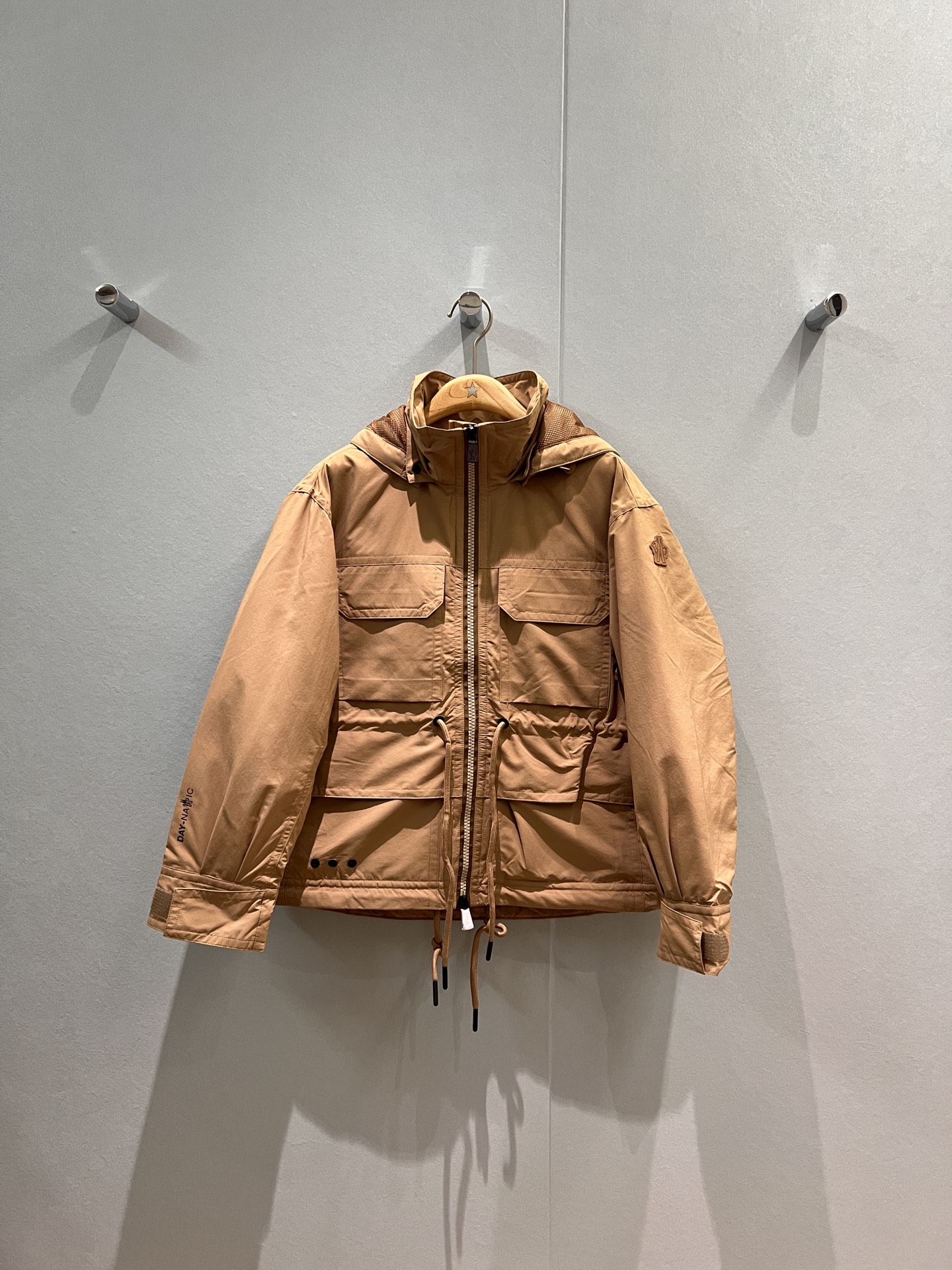 NO:484863,New style with dust bags with hooded large pockets with drawstring waist down jackets, hats can be removable, logo badges, armbands, decorative drawstring waist adjustment, loose and casual, sweet and cool, versatile, 90 down 10 feathers, hardware accessories mold opening, khaki apricot color XS-M,, Moncler, jackets & coats, down jacket, hats, alexander wang19860909配防尘袋新款蒙口连帽大口袋可抽绳收腰羽绒服外套 帽子可拆卸 logo徽章袖标装饰抽绳收腰调节 宽松休闲 甜酷百搭 90羽绒10羽毛 五金配件开模 卡其杏色 XS-M,,Moncler,jackets & coats,down jacket,hats,alexander wang,Women's clothing