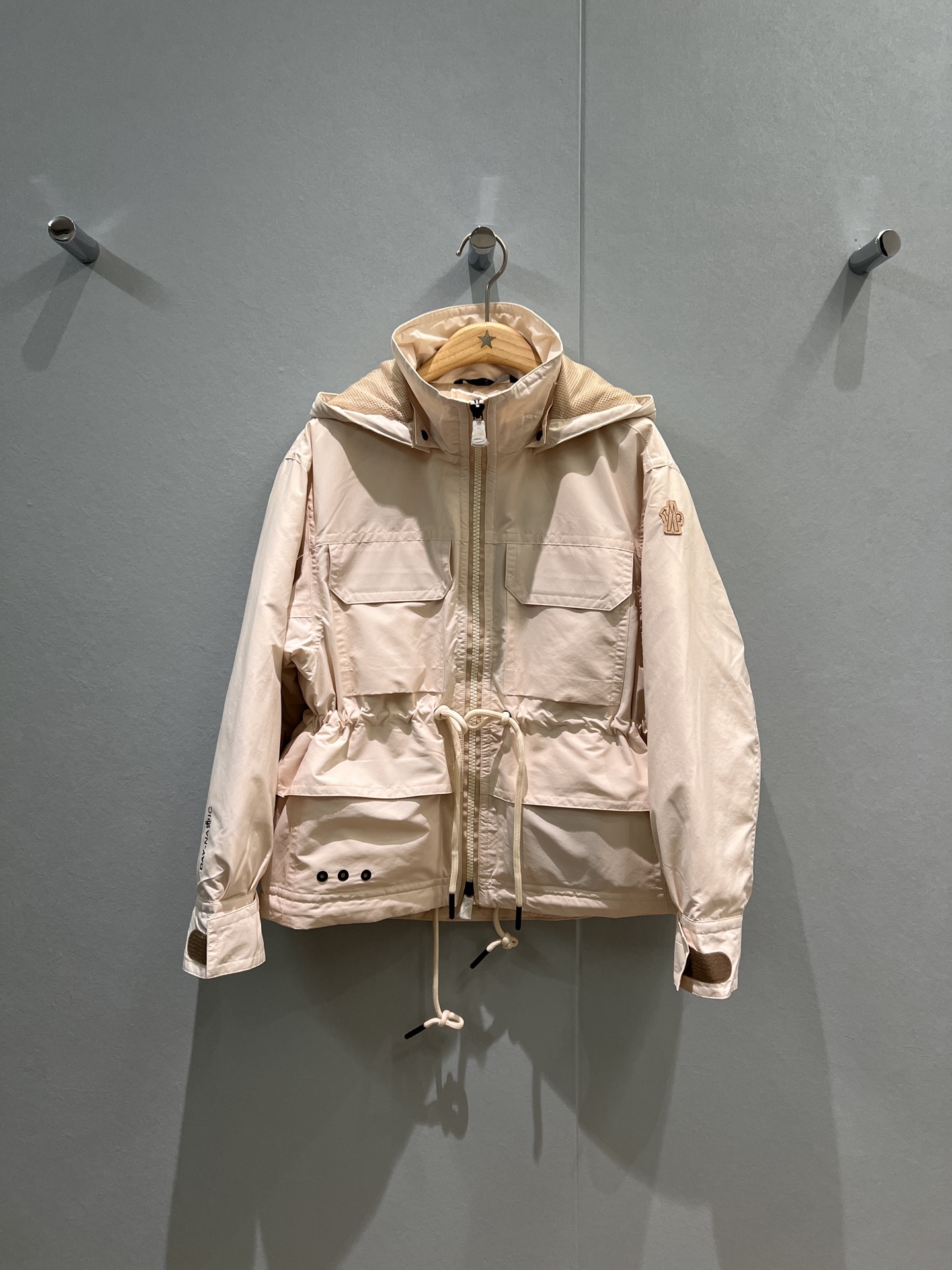 NO:484876,New style with dust bags with hooded large pockets with drawstring waist down jackets, hats can be removable, logo badges, armbands, decorative drawstring waist adjustment, loose and casual, sweet and cool, versatile, 90 down 10 feathers, hardware accessories mold opening, khaki apricot color XS-M,, Moncler, jackets & coats, down jacket, hats, alexander wang19860909配防尘袋新款蒙口连帽大口袋可抽绳收腰羽绒服外套 帽子可拆卸 logo徽章袖标装饰抽绳收腰调节 宽松休闲 甜酷百搭 90羽绒10羽毛 五金配件开模 卡其杏色 XS-M,,Moncler,jackets & coats,down jacket,hats,alexander wang,Women's clothing