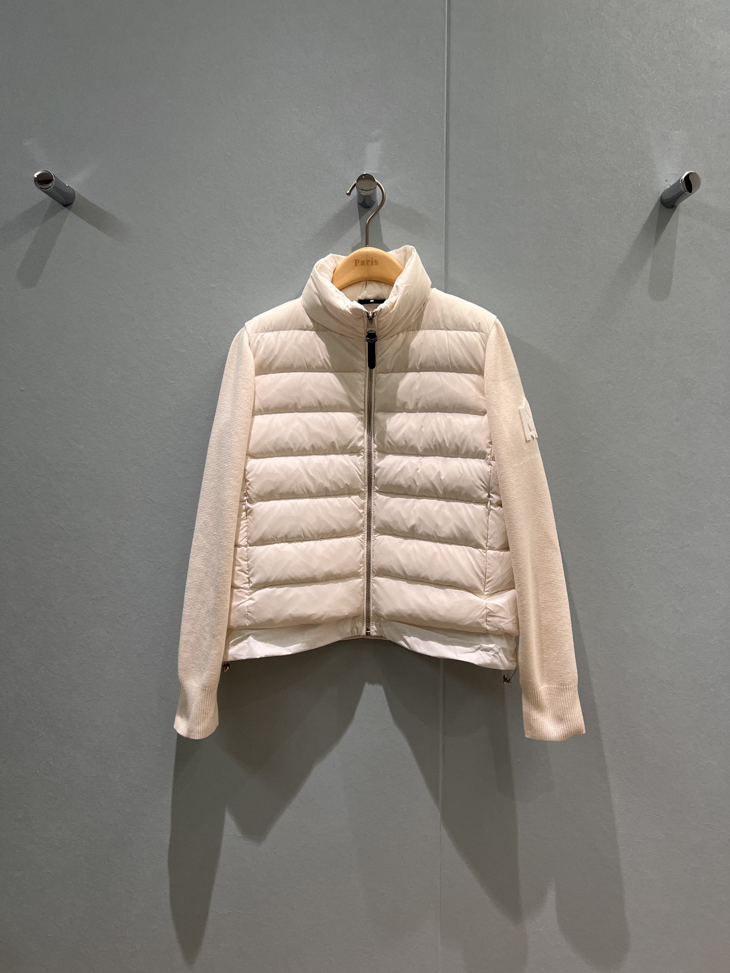 NO:484910,New standing collar spliced ​​knitted long-sleeved down jacket jacket with invisible zipper pockets on both sides, three-dimensional toothbrush embroidered badge armband decoration, hem can be drawn rope waist-hugging, light and slim, simple and fashionable, casual and versatile 90 down 10 feather khaki black and white XS-L,, jackets & coats, down jacket, alexander wang19860909配防尘袋新款立领拼接针织长袖羽绒服外套 两侧隐形拉链口袋设计立体牙刷绣徽章袖标装饰 下摆可抽绳收腰 轻薄修身 简约时尚 休闲百搭 90羽绒10羽毛卡其黑色白色 XS-L,,jackets & coats,down jacket,alexander wang,Women's clothing