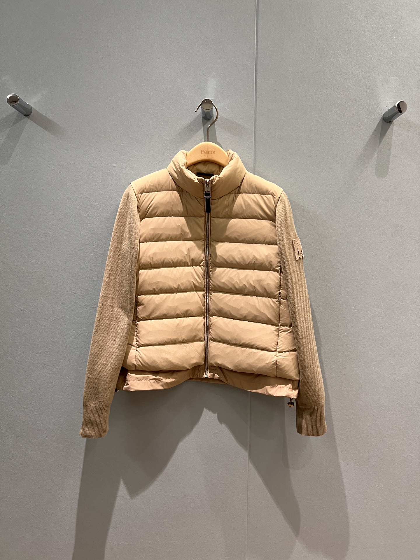 NO:484899,New standing collar spliced ​​knitted long-sleeved down jacket jacket with invisible zipper pockets on both sides, three-dimensional toothbrush embroidered badge armband decoration, hem can be drawn rope waist-hugging, light and slim, simple and fashionable, casual and versatile 90 down 10 feather khaki black and white XS-L,, jackets & coats, down jacket, alexander wang19860909配防尘袋新款立领拼接针织长袖羽绒服外套 两侧隐形拉链口袋设计立体牙刷绣徽章袖标装饰 下摆可抽绳收腰 轻薄修身 简约时尚 休闲百搭 90羽绒10羽毛卡其黑色白色 XS-L,,jackets & coats,down jacket,alexander wang,Women's clothing