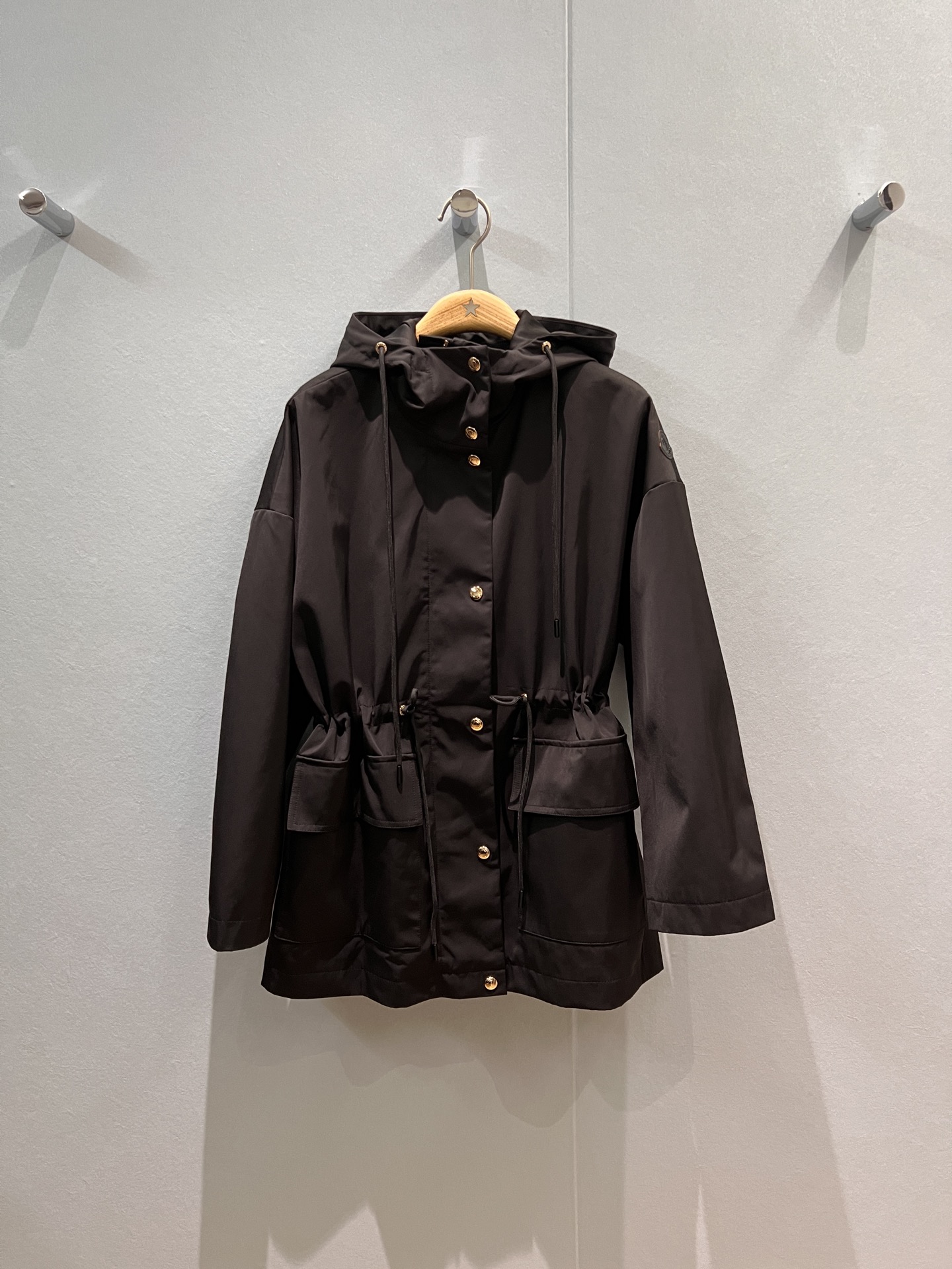 NO:485024,New style is coming with a covert hooded waist design windbreaker jacket and hat is not removable, large pockets on both sides, loose and casual, waist circumference can be adjusted, waist slim and classic logo armband decoration, hardware accessories mold opening, fashionable and versatile, loose and age-reducing, black khaki SML, Moncler, jackets & coats,hats,alexander wang19860909新款来袭蒙口连帽收腰设计风衣外套帽子不可拆 两侧大口袋装饰 宽松休闲 腰围可抽绳调节 收腰修身经典logo袖标装饰 五金配件开模 时尚百搭 宽松减龄 黑色卡其 SML,,Moncler,jackets & coats,hats,alexander wang,Women's clothing