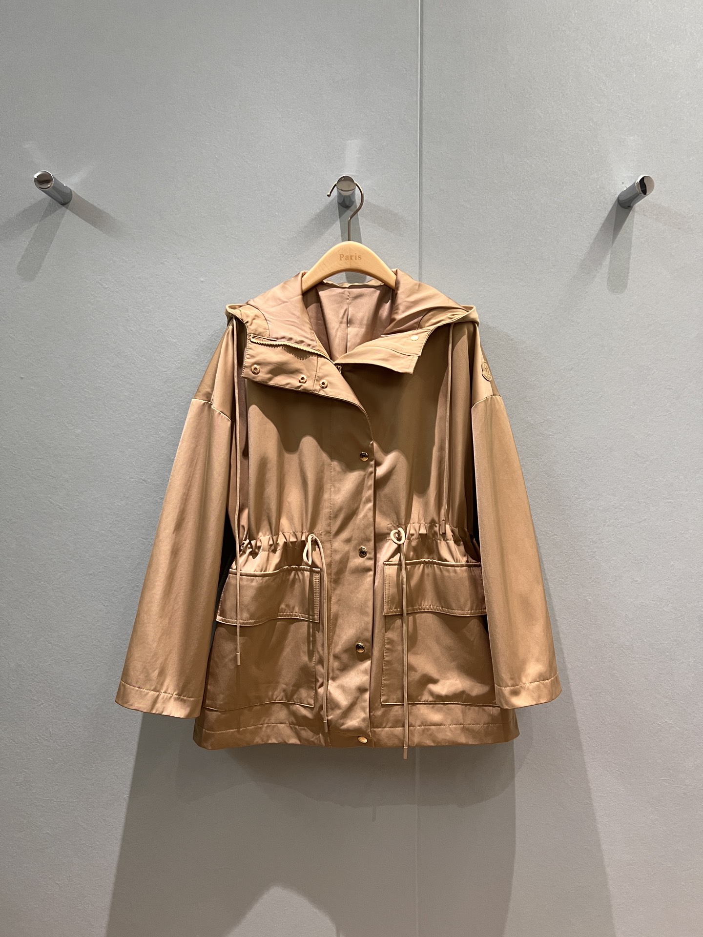 NO:485032,New style is coming with a covert hooded waist design windbreaker jacket and hat is not removable, large pockets on both sides, loose and casual, waist circumference can be adjusted, waist slim and classic logo armband decoration, hardware accessories mold opening, fashionable and versatile, loose and age-reducing, black khaki SML, Moncler, jackets & coats,hats,alexander wang19860909新款来袭蒙口连帽收腰设计风衣外套帽子不可拆 两侧大口袋装饰 宽松休闲 腰围可抽绳调节 收腰修身经典logo袖标装饰 五金配件开模 时尚百搭 宽松减龄 黑色卡其 SML,,Moncler,jackets & coats,hats,alexander wang,Women's clothing