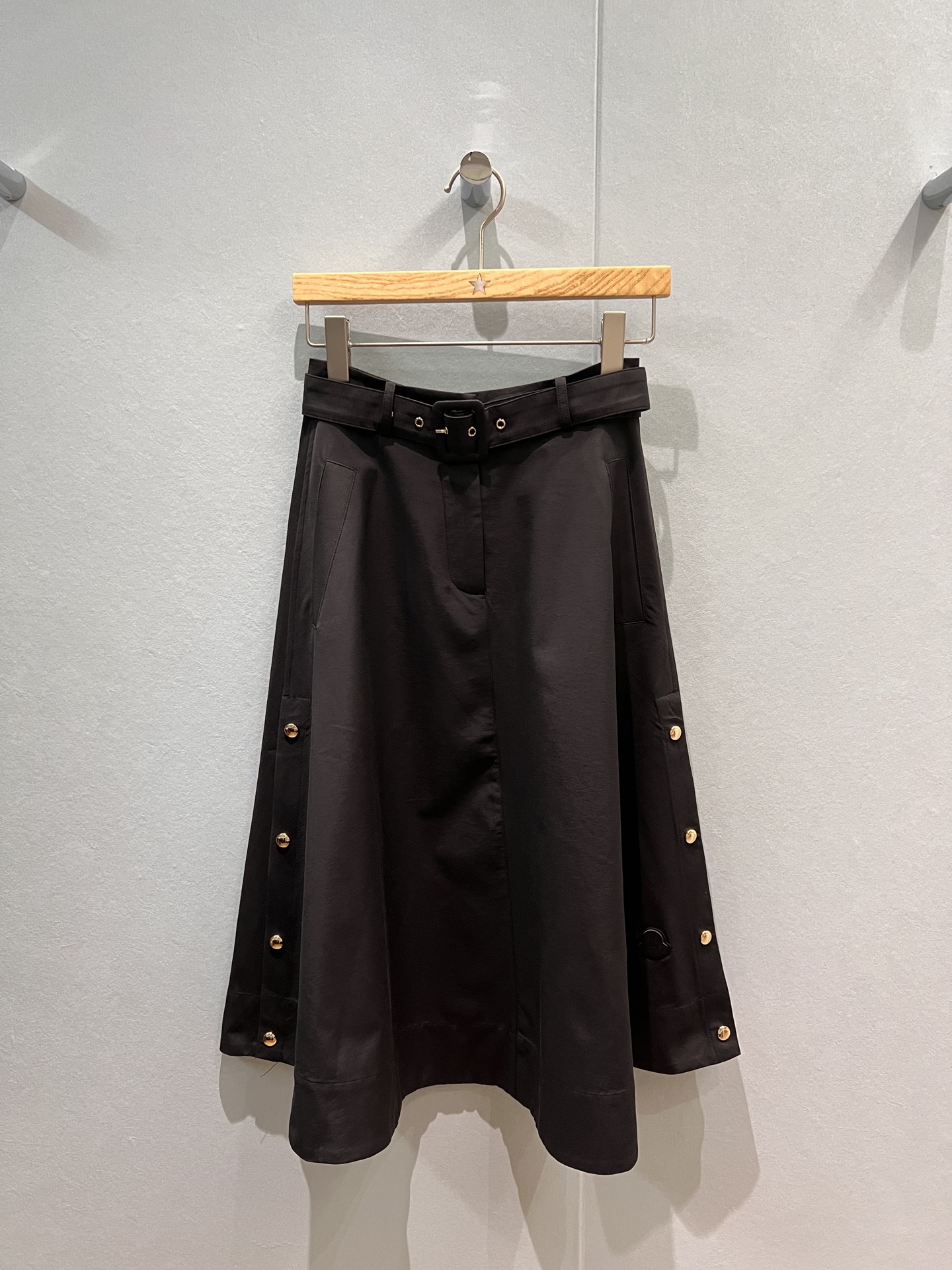 NO:485042,New style with open buckle belt on both sides of the masked mouth decorated with A-line skirt, pockets on both sides, hem logo logo decoration casual and versatile, age-reducing must-have black khaki S-XL, Moncler, skirts, alexander wang19860909新款蒙口两侧开扣腰带装饰A字半裙 两侧口袋 下摆logo徽标装饰休闲百搭 减龄必备黑色卡其 S-XL,,Moncler,skirts,alexander wang,Women's clothing