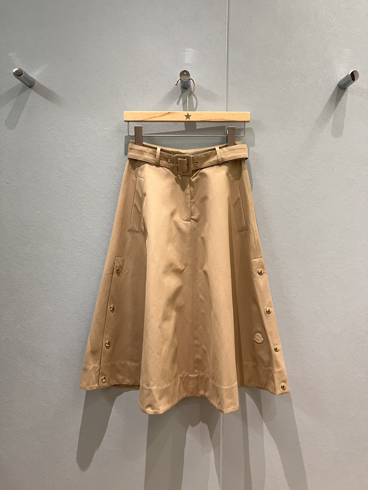 NO:485052,New style with open buckle belt on both sides of the masked mouth decorated with A-line skirt, pockets on both sides, hem logo logo decoration casual and versatile, age-reducing must-have black khaki S-XL, Moncler, skirts, alexander wang19860909新款蒙口两侧开扣腰带装饰A字半裙 两侧口袋 下摆logo徽标装饰休闲百搭 减龄必备黑色卡其 S-XL,,Moncler,skirts,alexander wang,Women's clothing