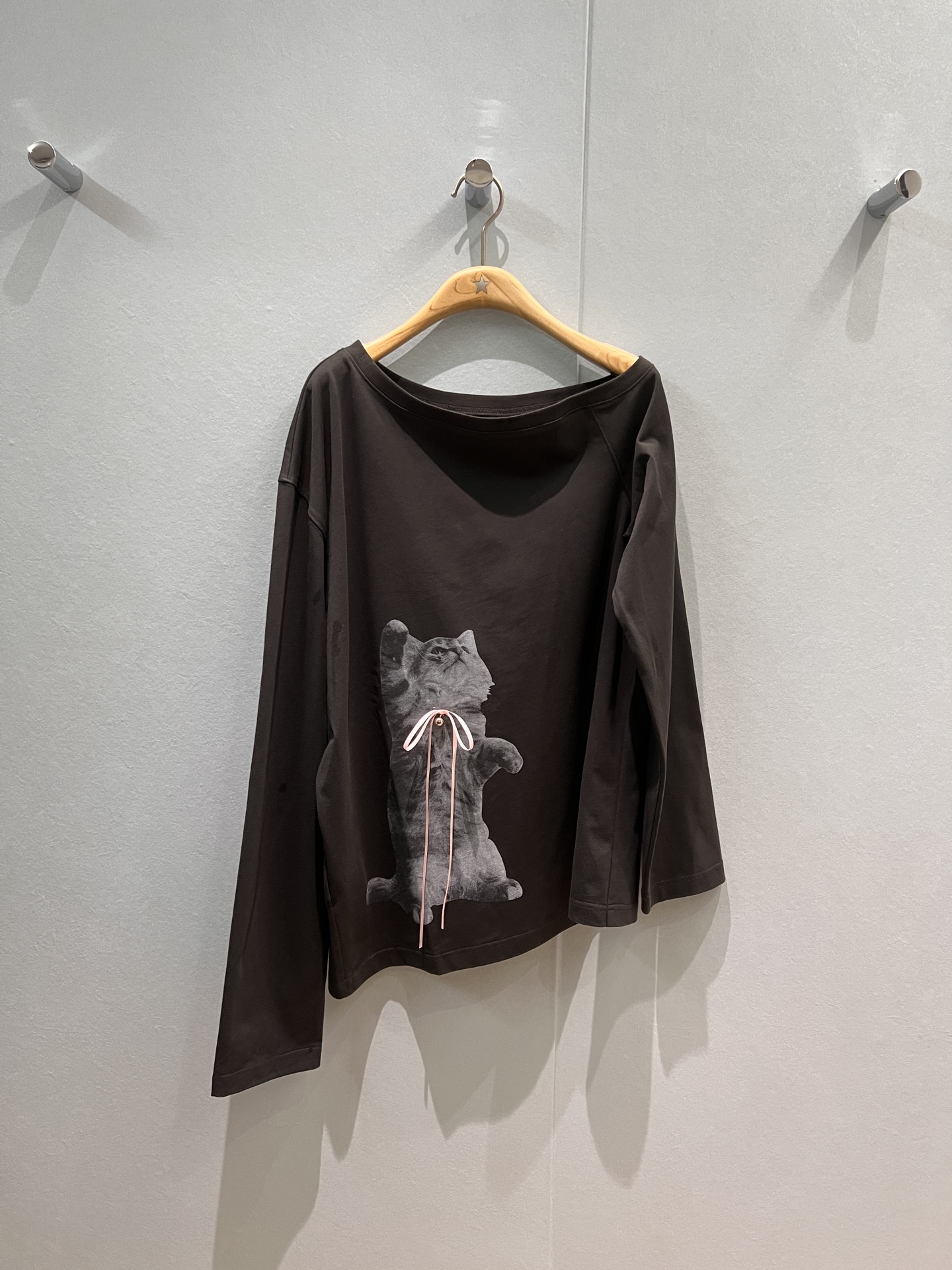 NO:484953,New Liu Wen Lisa Zhang Yuanying same style markgong off-shoulder one-length neck bow cat long-sleeved T-shirt lazy and relaxed loose and versatile age-reducing essential black and white sm two sizes, tees, t-shirt, alexander wang19860909新款刘雯 Lisa张元英同款 markgong斜肩一字领蝴蝶结猫咪长袖T恤慵懒松弛 宽松百搭 减龄必备黑色白色 sm两码,,tees，t-shirt,alexander wang,Women's clothing