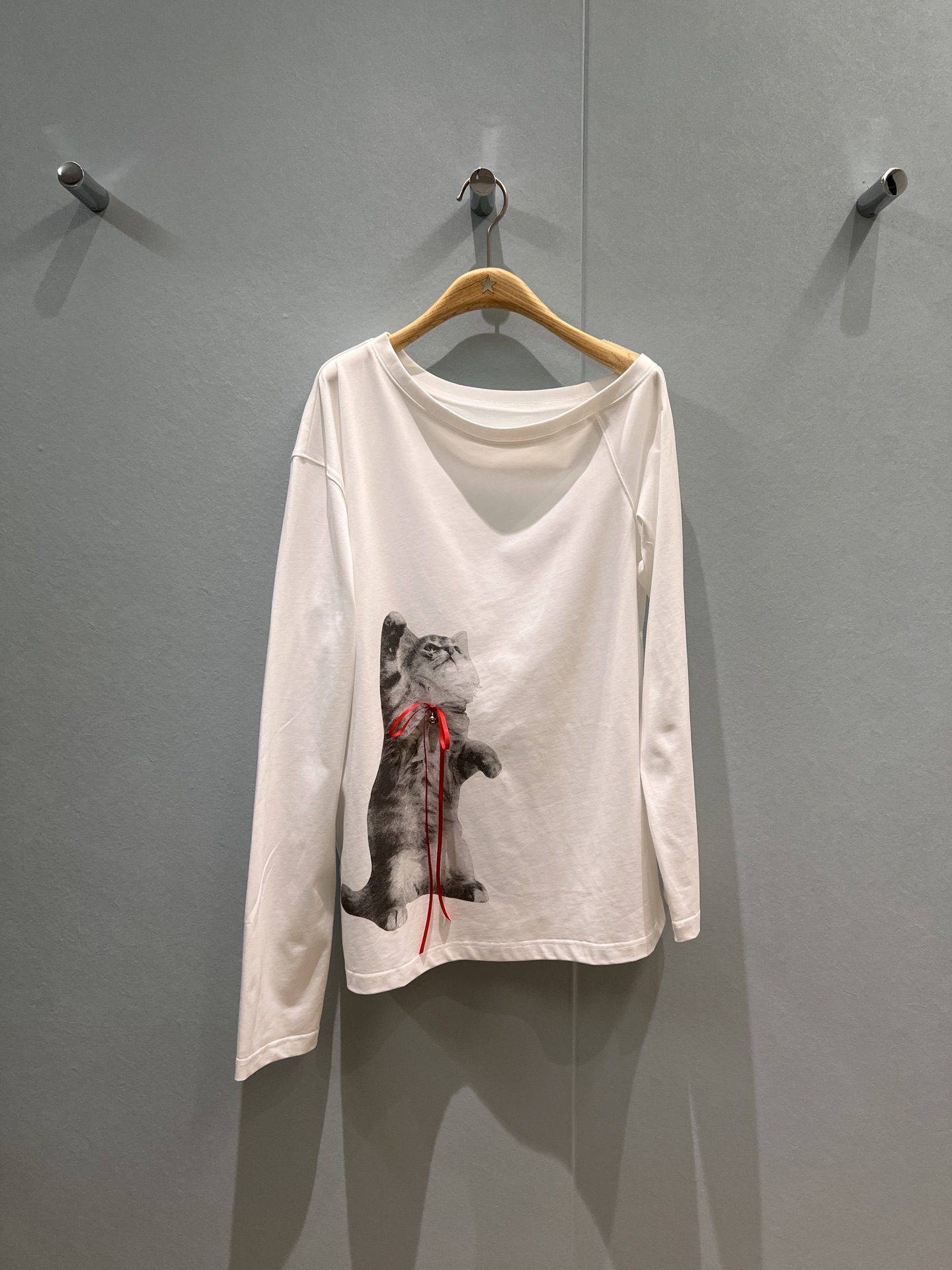 NO:484962,New Liu Wen Lisa Zhang Yuanying same style markgong off-shoulder one-length neck bow cat long-sleeved T-shirt lazy and relaxed loose and versatile age-reducing essential black and white sm two sizes, tees, t-shirt, alexander wang19860909新款刘雯 Lisa张元英同款 markgong斜肩一字领蝴蝶结猫咪长袖T恤慵懒松弛 宽松百搭 减龄必备黑色白色 sm两码,,tees，t-shirt,alexander wang,Women's clothing