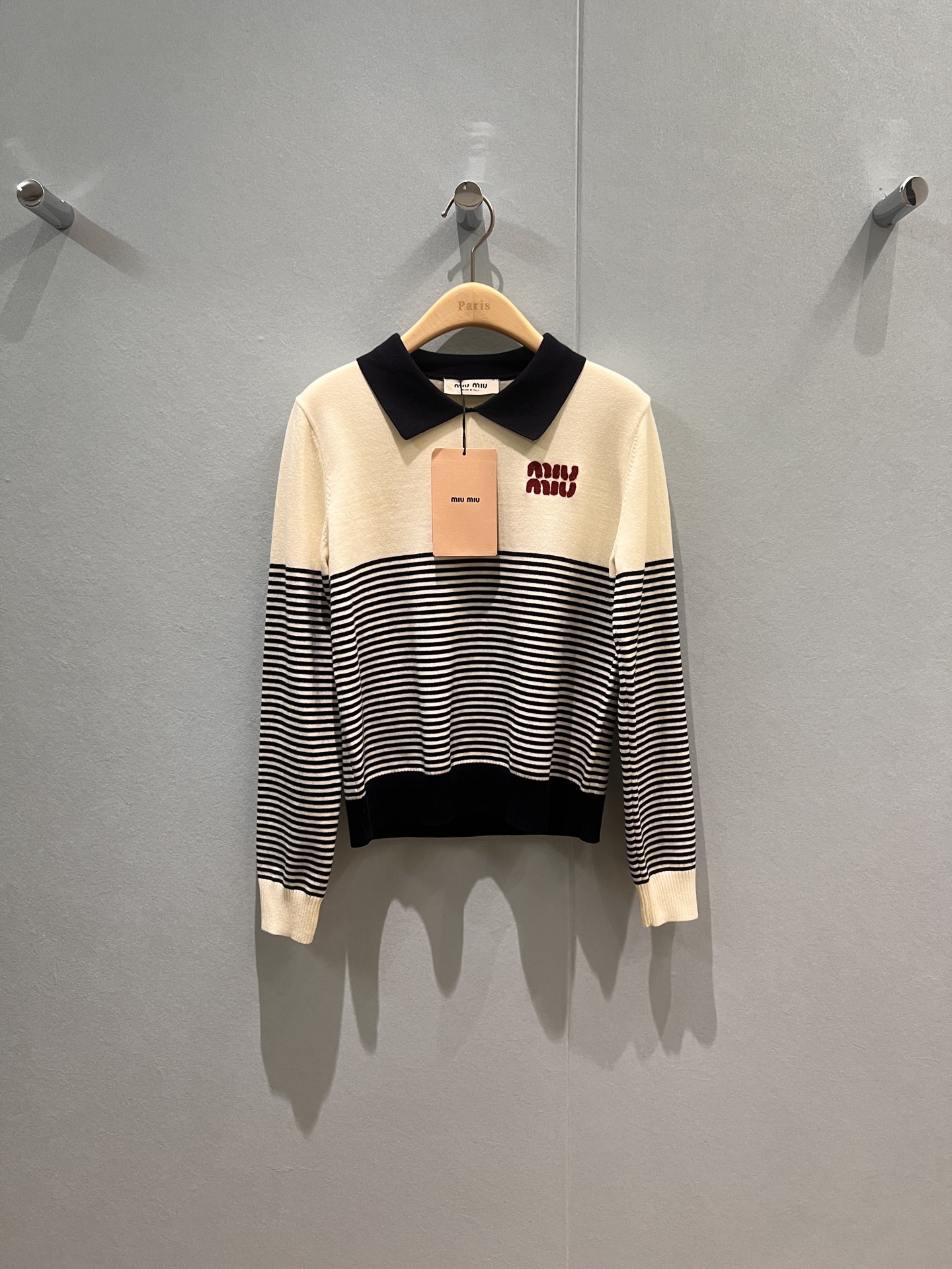 NO:484920,New college style lapel striped knitted top with embroidered miu letter logo decoration simple and casual age-reducing versatile SML, miumiu, alexander wang19860909新款学院风翻领条纹针织上衣胸前刺绣miu字母logo装饰 简单休闲 减龄百搭SML,,miumiu,alexander wang,Women's clothing