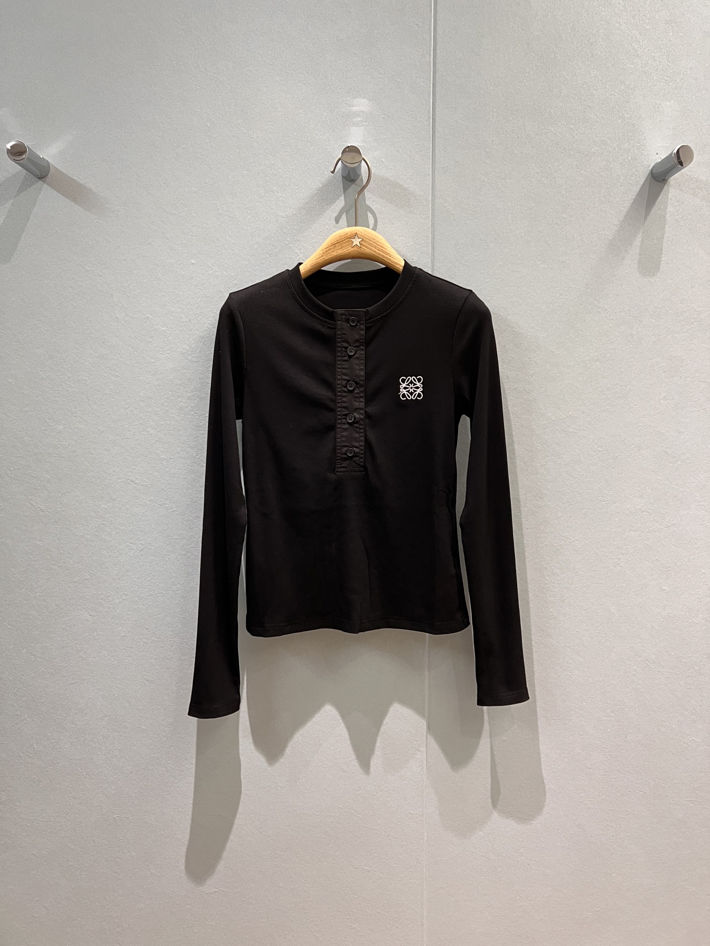 NO:484932,New style recommended loewe embroidered logo decorative half-laced round neck base shirt top pit strip fabric elastic fit basic man-made slim fit and slim, age-reducing versatile black and white SML, loewe, alexander wang19860909新款推荐loewe刺绣徽标装饰半襟开扣圆领打底衫上衣 坑条面料 弹力贴身基础人手必备 修身显瘦 减龄百搭 黑色白色 SML,,loewe,alexander wang,Women's clothing