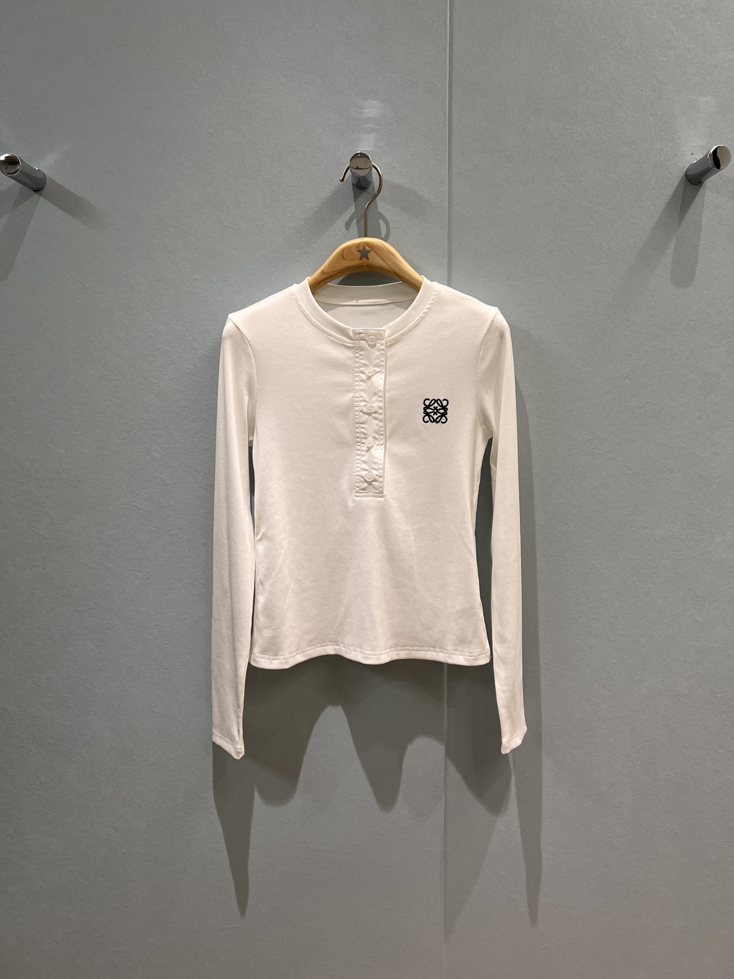 NO:484943,New style recommended loewe embroidered logo decorative half-laced round neck base shirt top pit strip fabric elastic fit basic man-made slim fit and slim, age-reducing versatile black and white SML, loewe, alexander wang19860909新款推荐loewe刺绣徽标装饰半襟开扣圆领打底衫上衣 坑条面料 弹力贴身基础人手必备 修身显瘦 减龄百搭 黑色白色 SML,,loewe,alexander wang,Women's clothing