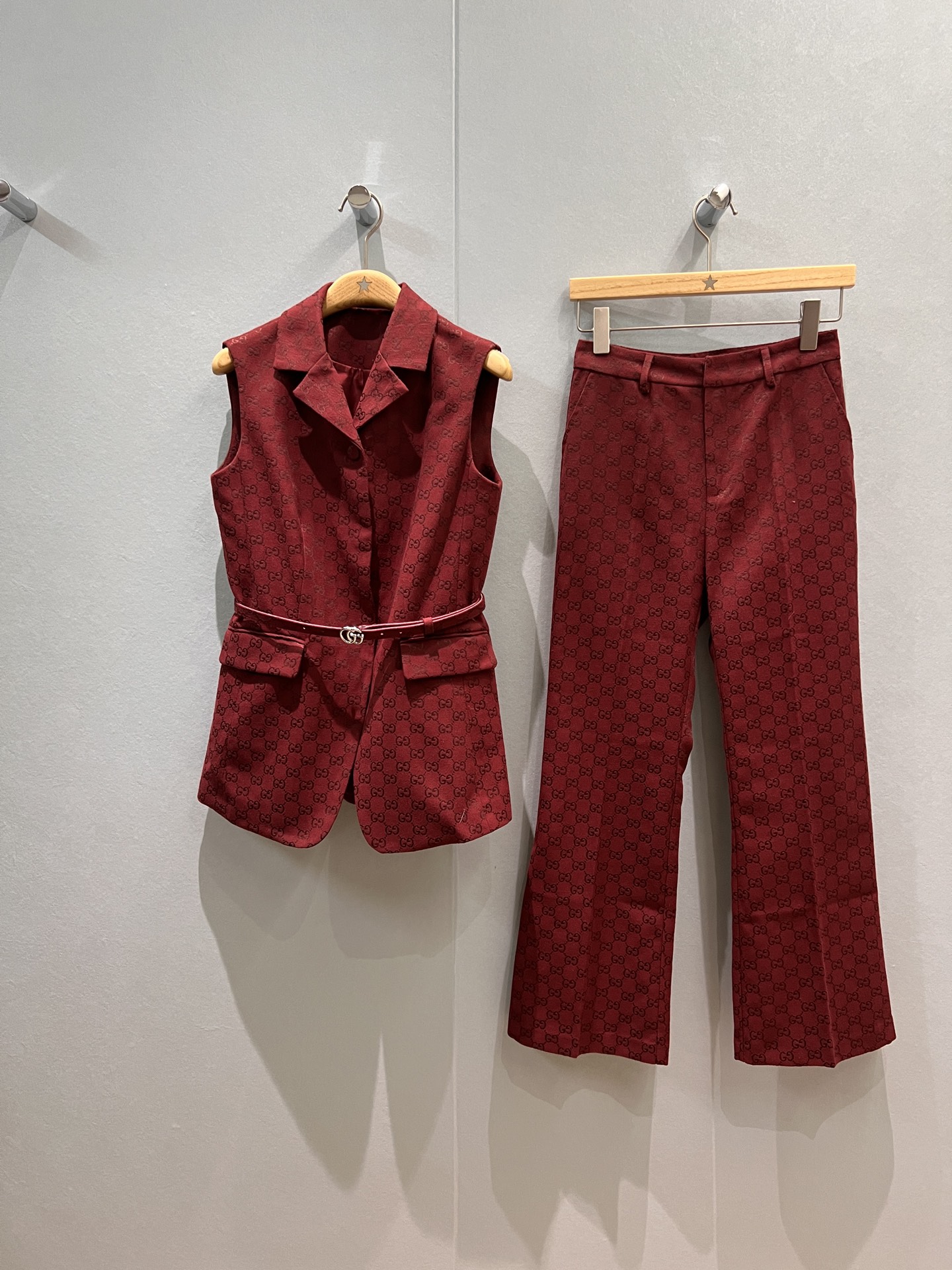 NO:485918,Vest, the same style as the new star, double G jacquard military green lapel vest jacket, delivery double G small belt decorative three-dimensional tailoring, slim and layered single wear, shorts and trousers, casual and fashionable S-XL,, shorts, jackets & coats, alexander wang19860909马甲 西新款明星同款 双G提花军绿翻领马甲外套 配送双G小腰带装饰立体剪裁 修身显瘦叠穿单穿 搭短裤搭西裤 休闲时尚 S-XL,,shorts,jackets & coats,alexander wang,Women's clothing