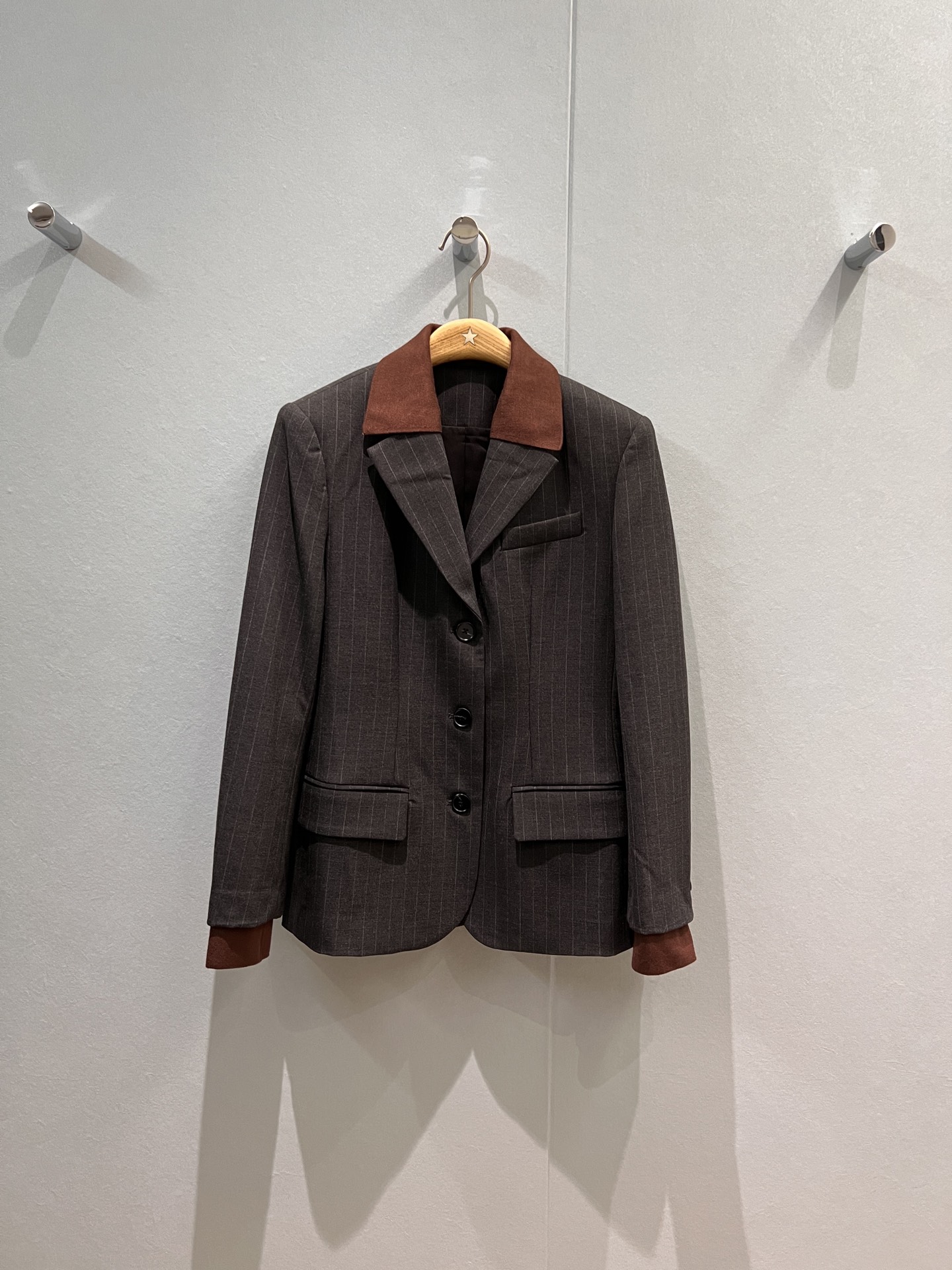 NO:485920,New Miu style outfit, fake two-piece design, contrasting rib knitted collar, sleeve decoration, striped suit jacket, cuff collar removable, patch embroidered logo letters, old money style, commuting fashion, temperament versatile SML,,miumiu, jackets & coats, business suit, alexander wang19860909新款miu式穿搭 假两件设计 撞色罗纹针织衣领袖口装饰 条纹西装外套 袖口衣领可拆卸背后贴布刺绣logo字母老钱风 通勤时尚 气质百搭 SML,,miumiu,jackets & coats,business suit,alexander wang,Women's clothing