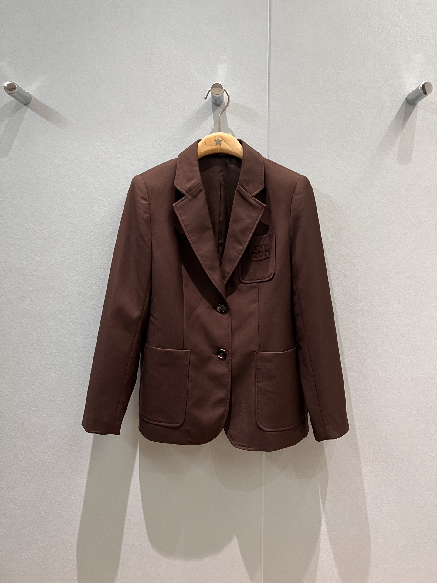 NO:485929,New brown patch embroidered Miu letter logo suit jacket cuff striped lining can be reversed, commuting casually, lazy style, simple and fashionable, age-reducing versatile SML,,miumiu, jackets & coats,business suit,alexander wang19860909新款棕色贴布刺绣Miu字母logo西装外套袖口条纹内衬可反卷 通勤随意 慵懒风 简约时尚 减龄百搭SML,,miumiu,jackets & coats,business suit,alexander wang,Women's clothing