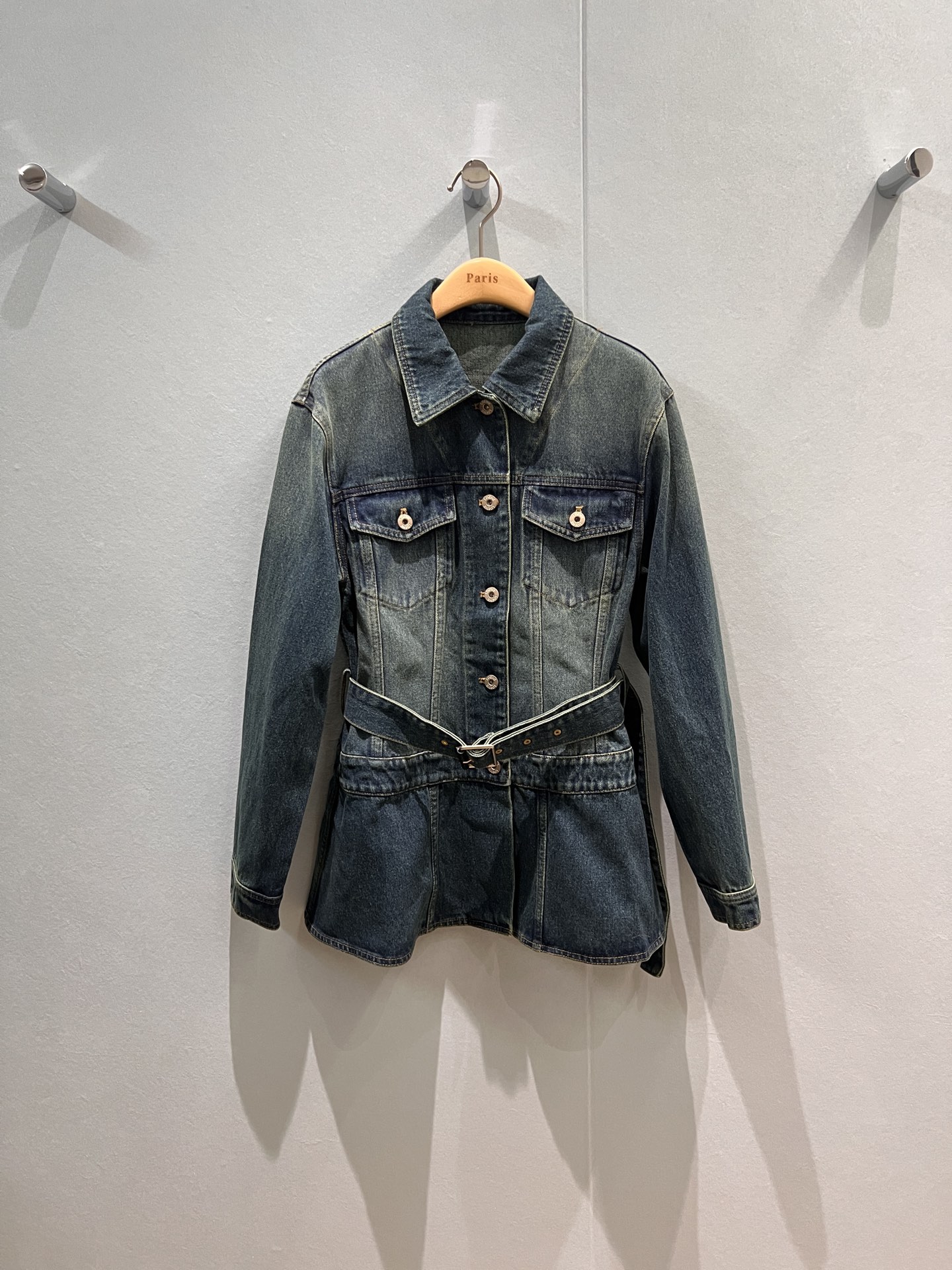 NO:485949,New Loewe retro wash water spliced ​​ruffled denim jacket, delivery belt waist-hugging decoration classic logo leather logo on the back, slim and slim, casual and versatile SML, loewe, jackets & coats, alexander wang19860909新款来袭Loewe复古洗水拼接荷叶边牛仔外套 配送腰带收腰装饰后背经典logo皮标 修身显瘦 休闲百搭SML,,loewe,jackets & coats,alexander wang,Women's clothing