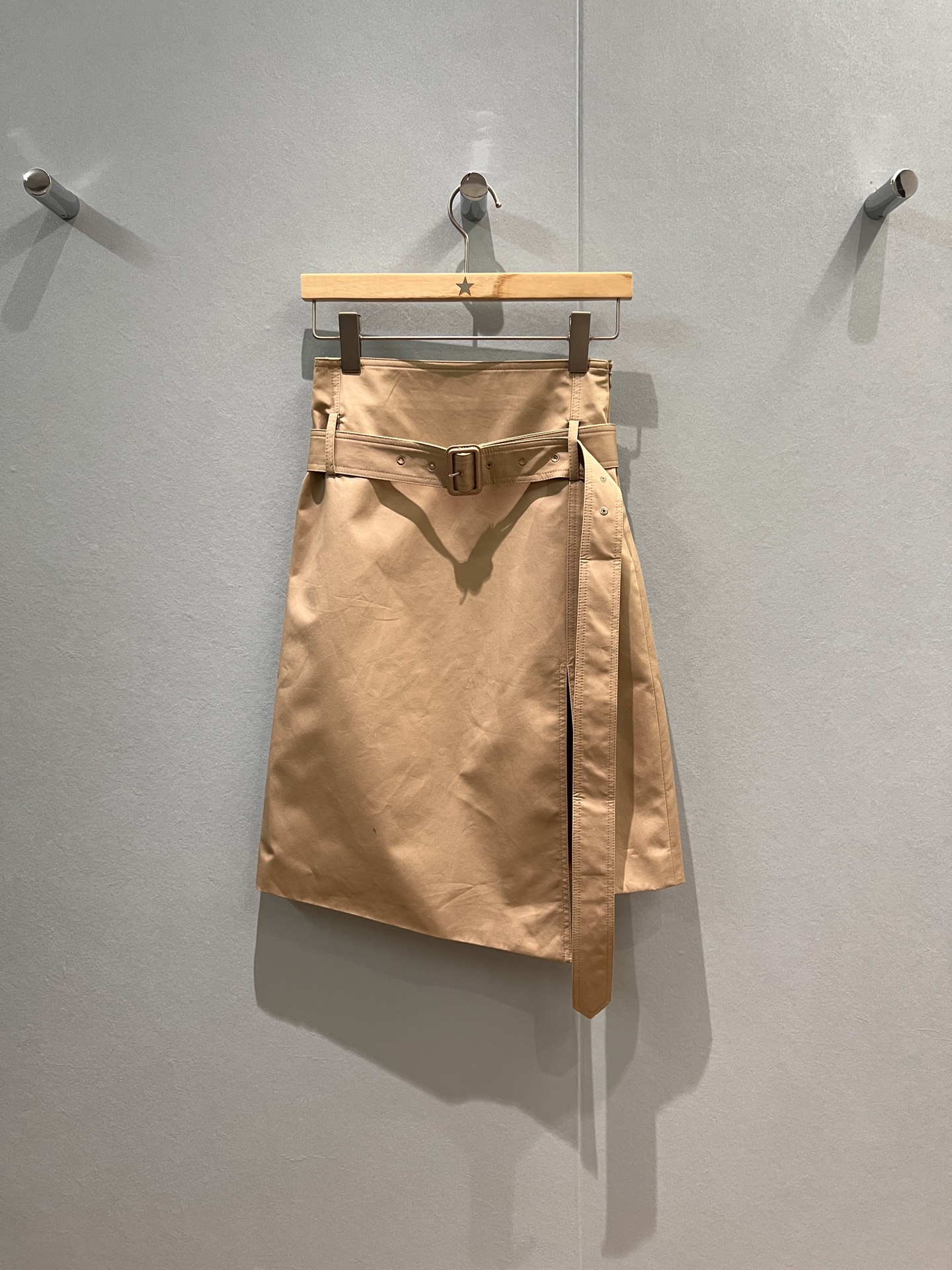 NO:485964,The new model is recommended to Zhao Jinmai. The AC belt asymmetrical design slit skirt. The hem is irregular and classic old logo leather logo. High waist hips. Slim temperament. It can be matched with the same series of short jackets to reduce age and versatility. Black khaki SML, skirts, jackets & coats, alexander wang.19860909新款推荐赵今麦同款 AC系腰带不对称设计开叉半裙 下摆不规则经典做旧logo皮标 高腰包臀 修身气质 可搭配同系列短外套减龄百搭 黑色卡其 SML,,skirts,jackets & coats,alexander wang,Women's clothing