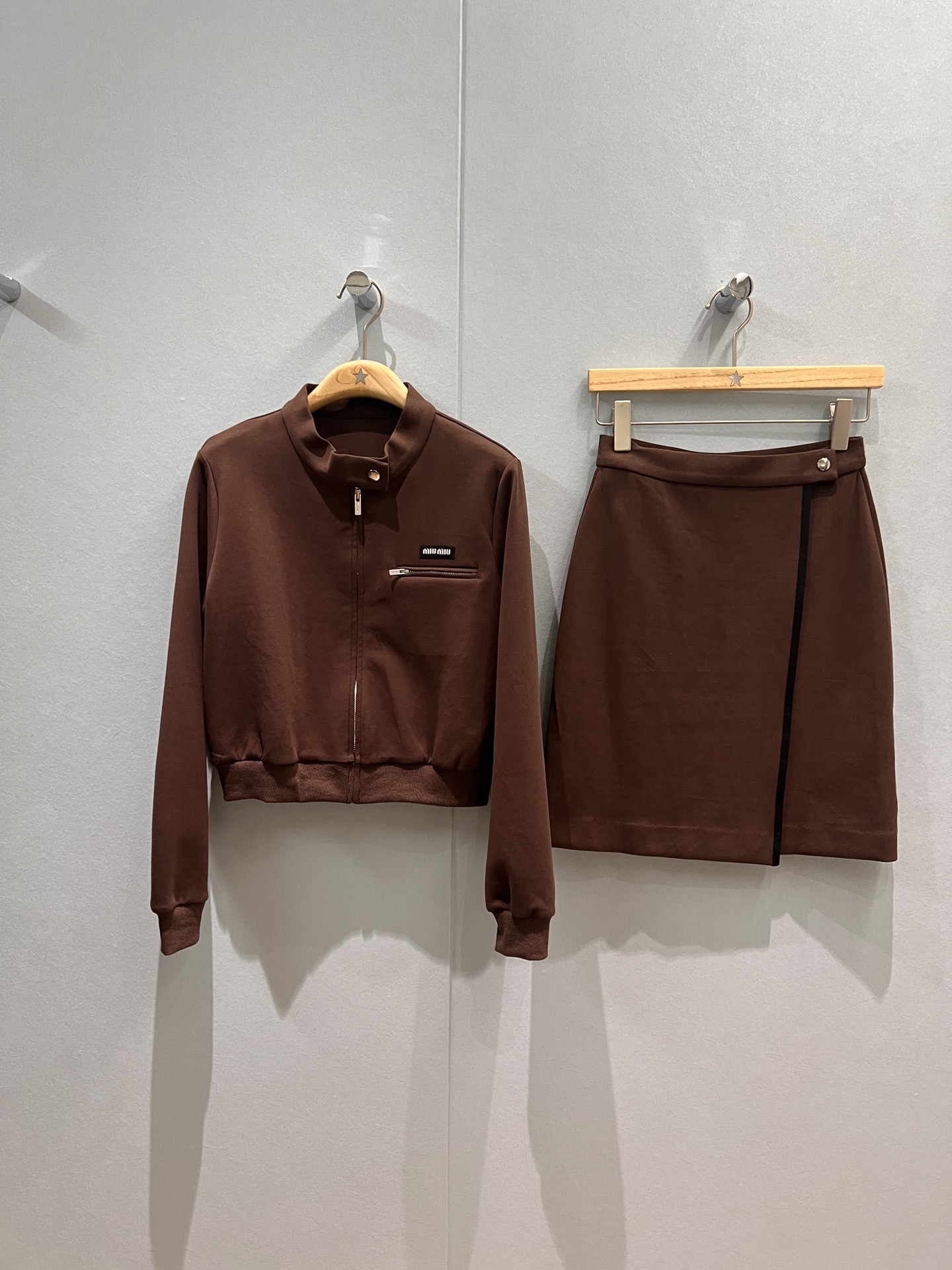 NO:487218,New MiU series stand-up collar jacket set Short zipper jacket asymmetrical slit wrap skirt Small logo label decoration casual age-reducing brown blue SML,,miumiu, skirts, jackets & coats, jackets & coats, alexander wang19860909新款miu系 立领夹克套装 短款拉链外套不对称开叉包裹半裙 小logo标签装饰休闲减龄 咖色蓝色 SML,,miumiu,skirts,jackets & coats,jackets & coats,alexander wang,Women's clothing