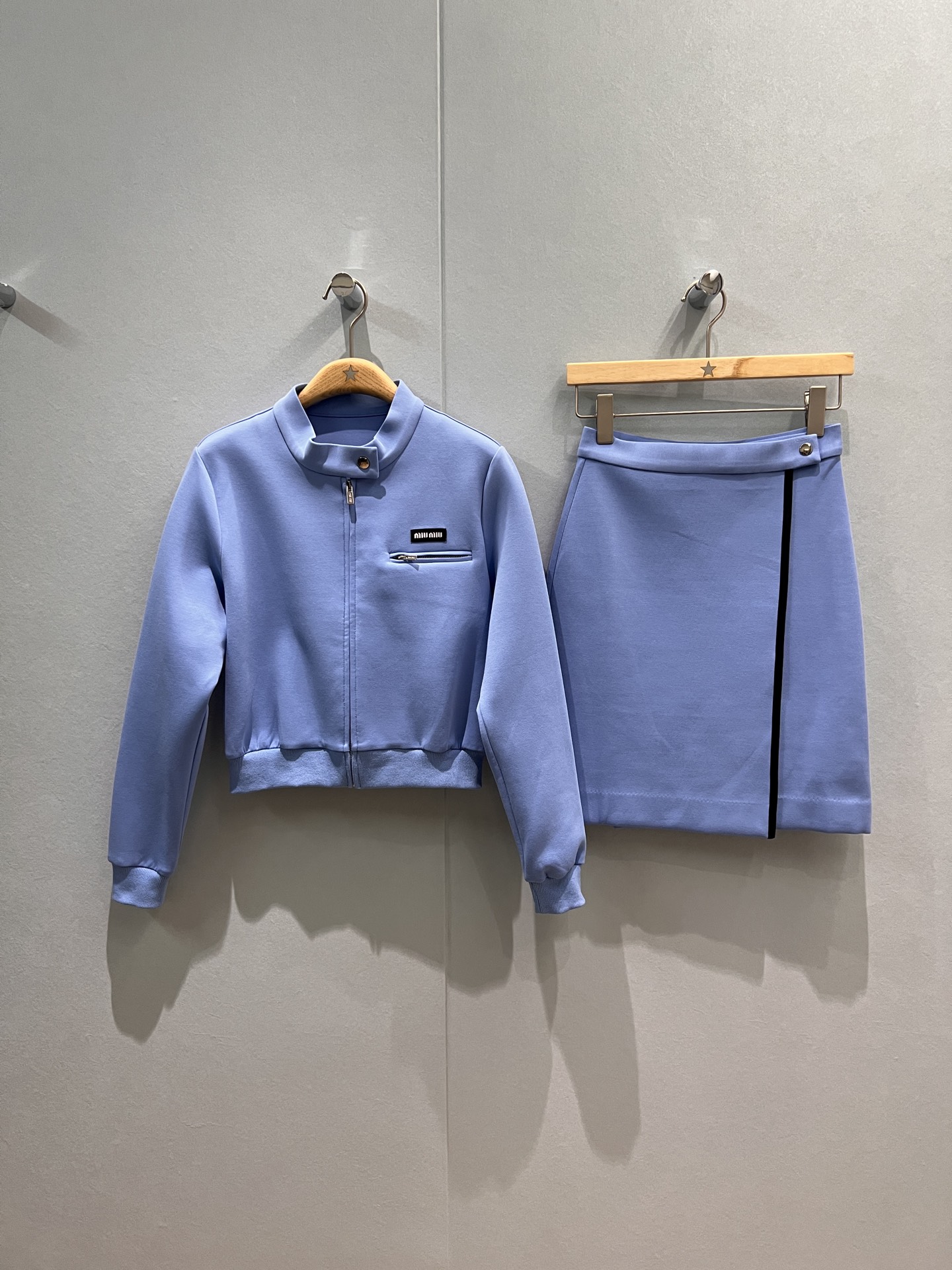 NO:487233,New MiU series stand-up collar jacket set Short zipper jacket asymmetrical slit wrap skirt Small logo label decoration casual age-reducing brown blue SML,,miumiu, skirts, jackets & coats, jackets & coats, alexander wang19860909新款miu系 立领夹克套装 短款拉链外套不对称开叉包裹半裙 小logo标签装饰休闲减龄 咖色蓝色 SML,,miumiu,skirts,jackets & coats,jackets & coats,alexander wang,Women's clothing