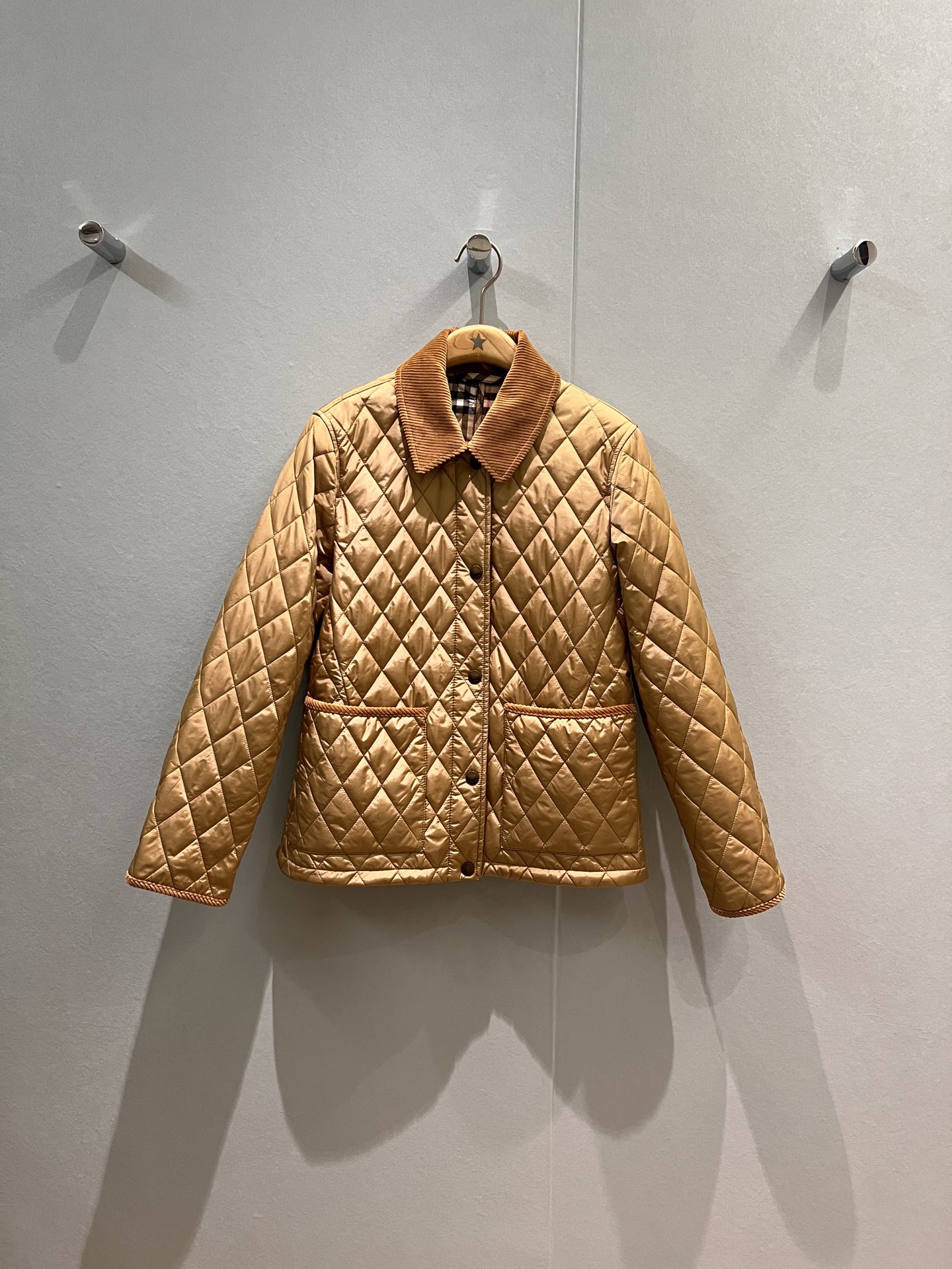 NO:487259,New autumn and winter styles Recommended corduroy spliced ​​diamond-clad cotton jacket Quilted design jacket cotton clothing pocket cuff splicing contrast color Classic English plaid lining Lightweight and soft Comfortable and not bloated Age-reducing versatile khaki black apricot color S-XL,,jackets & coats,jackets & coats,alexander wang19860909秋冬新款 推荐灯芯绒拼接菱格夹棉外套 绗缝设计夹克棉服口袋袖口拼接撞色 经典英格伦格纹内衬 轻薄柔软 舒适不臃肿 减龄百搭卡其黑色杏色 S-XL,,jackets & coats,jackets & coats,alexander wang,Women's clothing