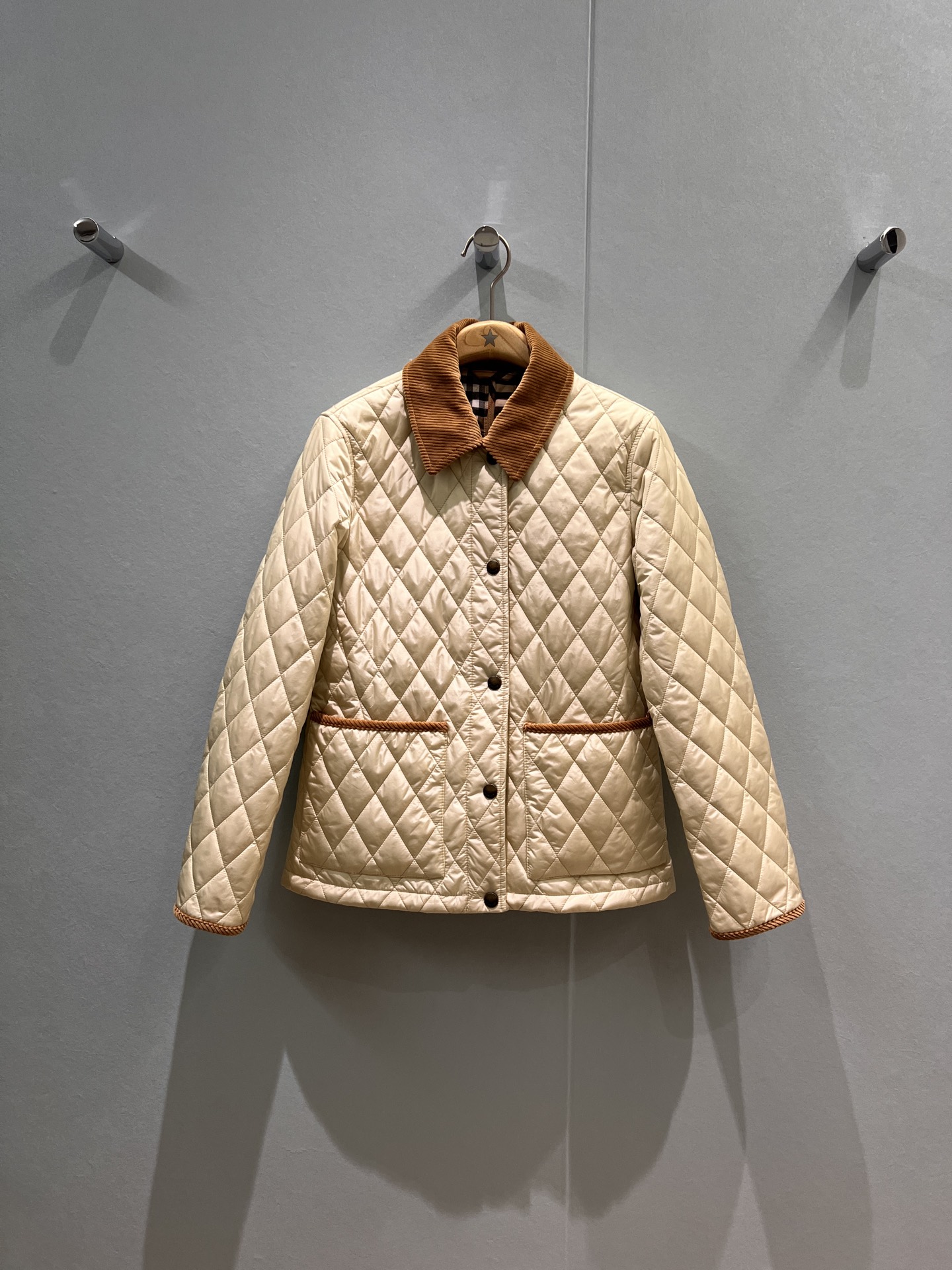 NO:487271,New autumn and winter styles Recommended corduroy spliced ​​diamond-clad cotton jacket Quilted design jacket cotton clothing pocket cuff splicing contrast color Classic English plaid lining Lightweight and soft Comfortable and not bloated Age-reducing versatile khaki black apricot color S-XL,,jackets & coats,jackets & coats,alexander wang19860909秋冬新款 推荐灯芯绒拼接菱格夹棉外套 绗缝设计夹克棉服口袋袖口拼接撞色 经典英格伦格纹内衬 轻薄柔软 舒适不臃肿 减龄百搭卡其黑色杏色 S-XL,,jackets & coats,jackets & coats,alexander wang,Women's clothing