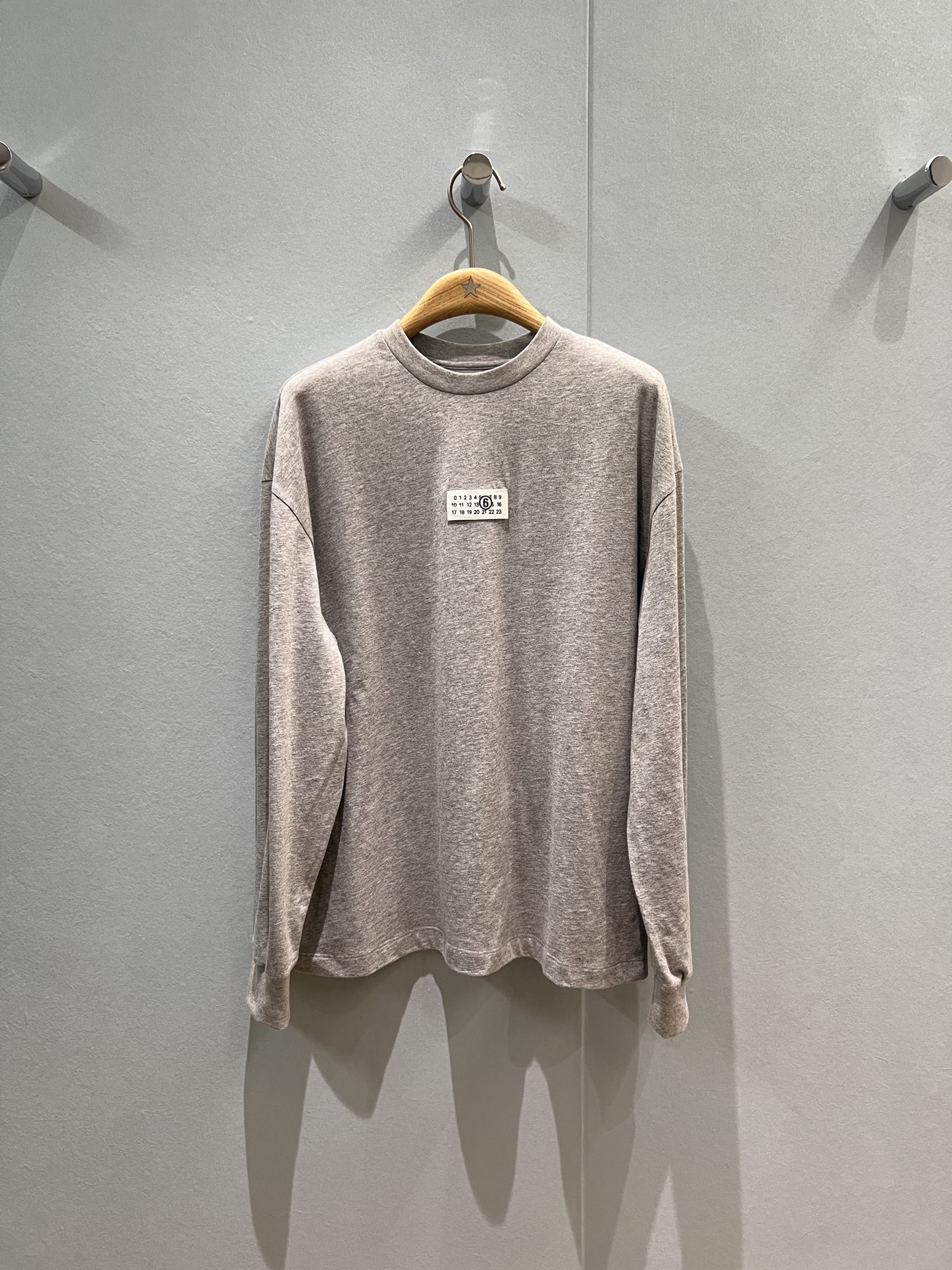 NO:487200,New MM6 Magila classic small label decoration round neck long sleeve T-shirt loose casual men and women style fashion age-reducing human hands versatile black and white SML,,masion margiela,masion margiela,tees,t-shirt,alexander wang19860909新款MM6马吉拉经典小标签装饰 圆领长袖T恤宽松休闲 男女同款 时尚减龄 人手百搭黑白 SML,,masion margiela,masion margiela,tees，t-shirt,alexander wang,Women's clothing
