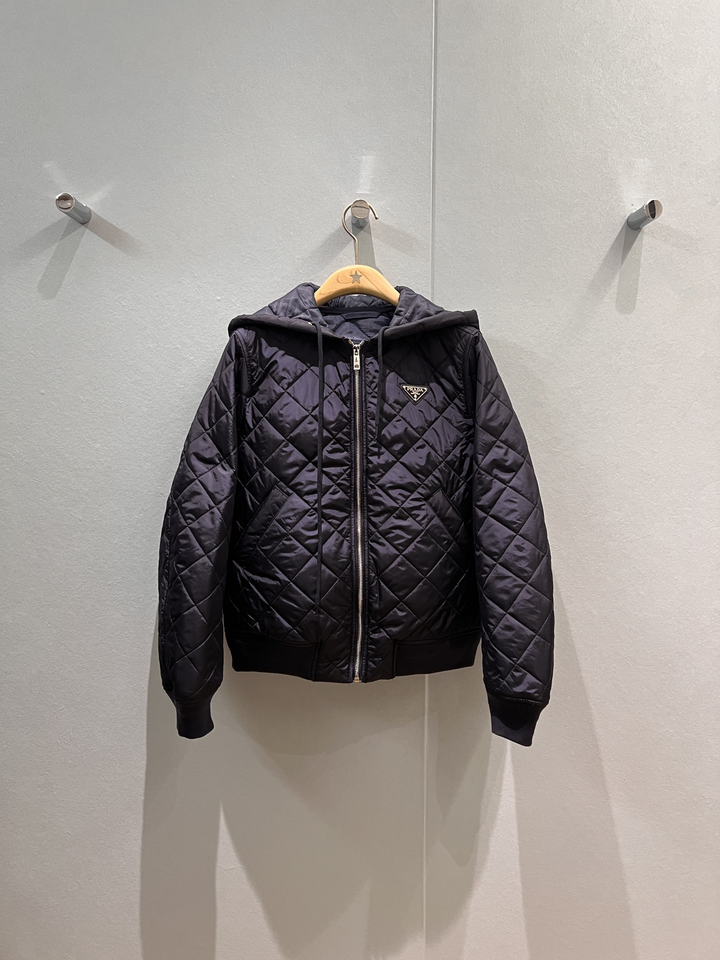 NO:487244,New diamond quilted hooded jacket cotton jacket, hat is not removable, chest triangle logo decorative cuff hem ribbed waist, light and casual, loose and versatile, age-reducing essentials S-XL,, jackets & coats, jackets & coats,hats,alexander wang19860909新款菱格纹绗缝连帽夹克棉衣外套 帽子不可拆卸 胸前三角徽标装饰袖口下摆罗纹收腰 轻薄休闲 宽松百搭减龄必备 S-XL,,jackets & coats,jackets & coats,hats,alexander wang,Women's clothing