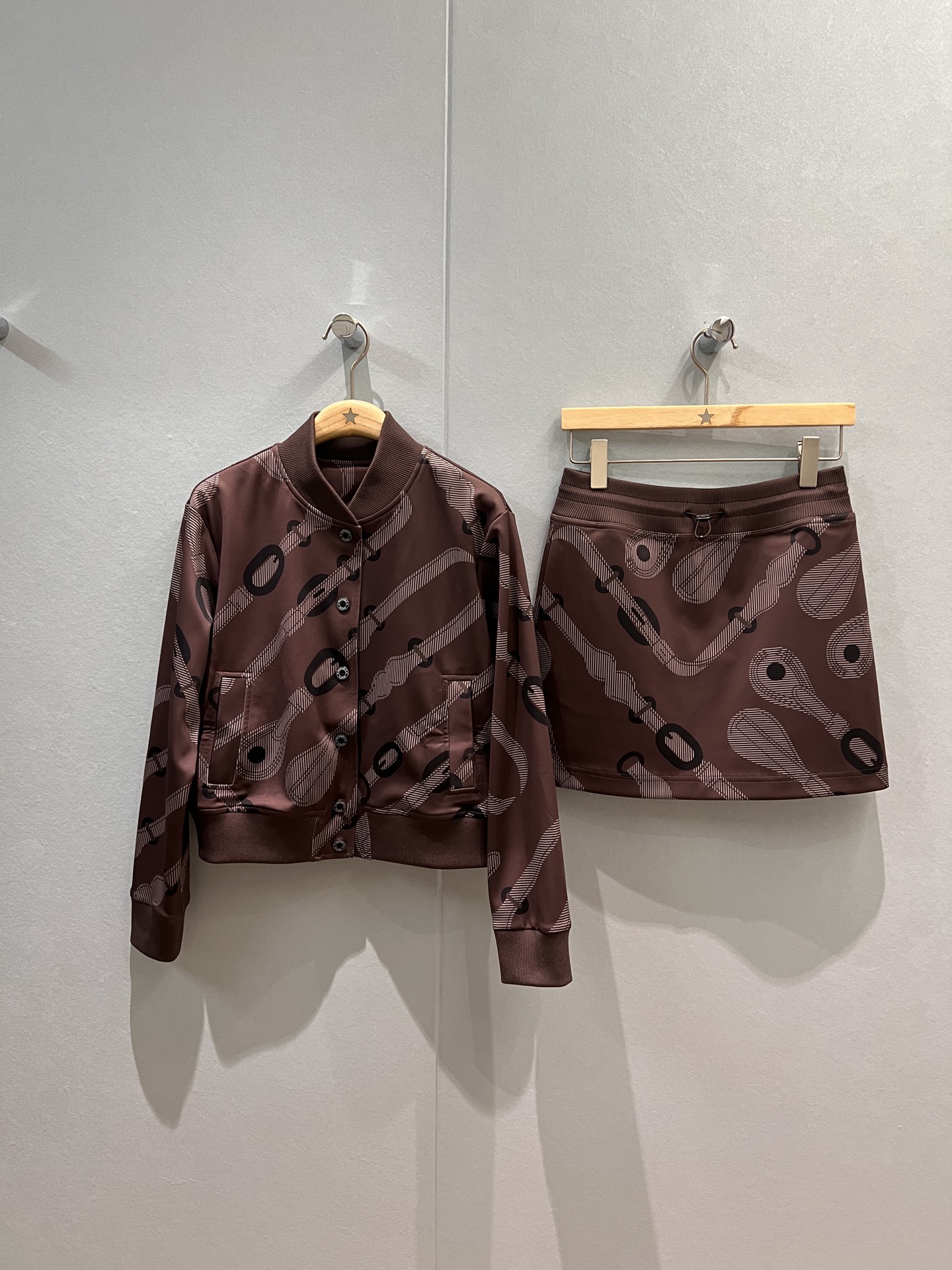 NO:487298,New models are coming H-belt printed stand-up collar sports jacket A-line skirt, ribbed collar, drawstring elastic waist, pockets on both sides, fashionable age-reducing, sporty and versatile SML,, skirts, jackets & coats,alexander wang19860909新款来袭H皮带印花立领运动外套A字半裙 罗纹领 抽绳松紧腰 两侧有口袋时尚减龄 运动百搭 SML,,skirts,jackets & coats,alexander wang,Women's clothing