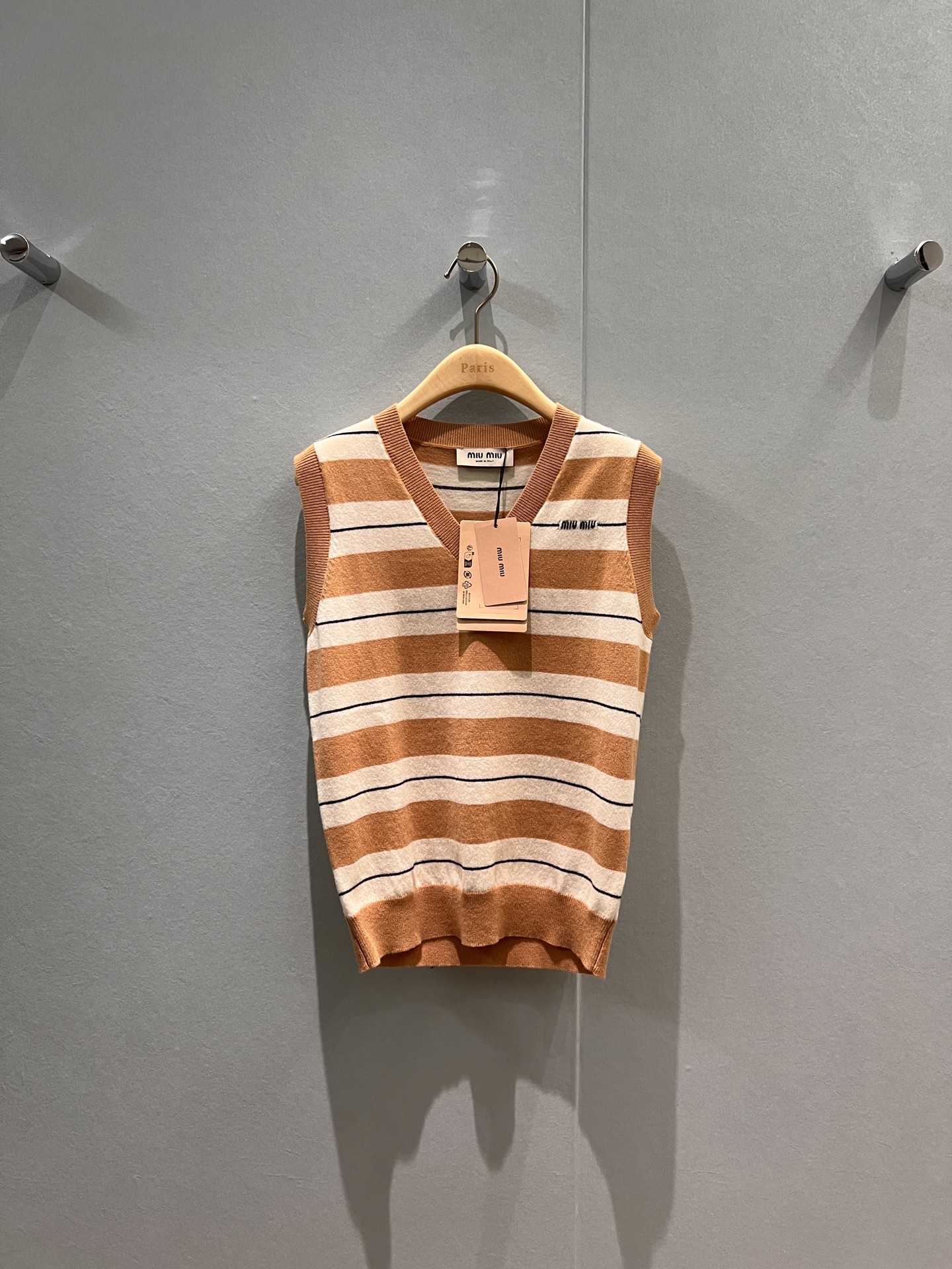 NO:488615,New college style V-neck color-blocked striped knitted vest vest breast miu letter logo simple and fashionable age-reducing versatile SML, miumiu, alexander wang19860909新款学院风 V领拼色条纹针织背心马甲胸前miu字母logo 简约时尚 减龄百搭SML,,miumiu,alexander wang,Women's clothing