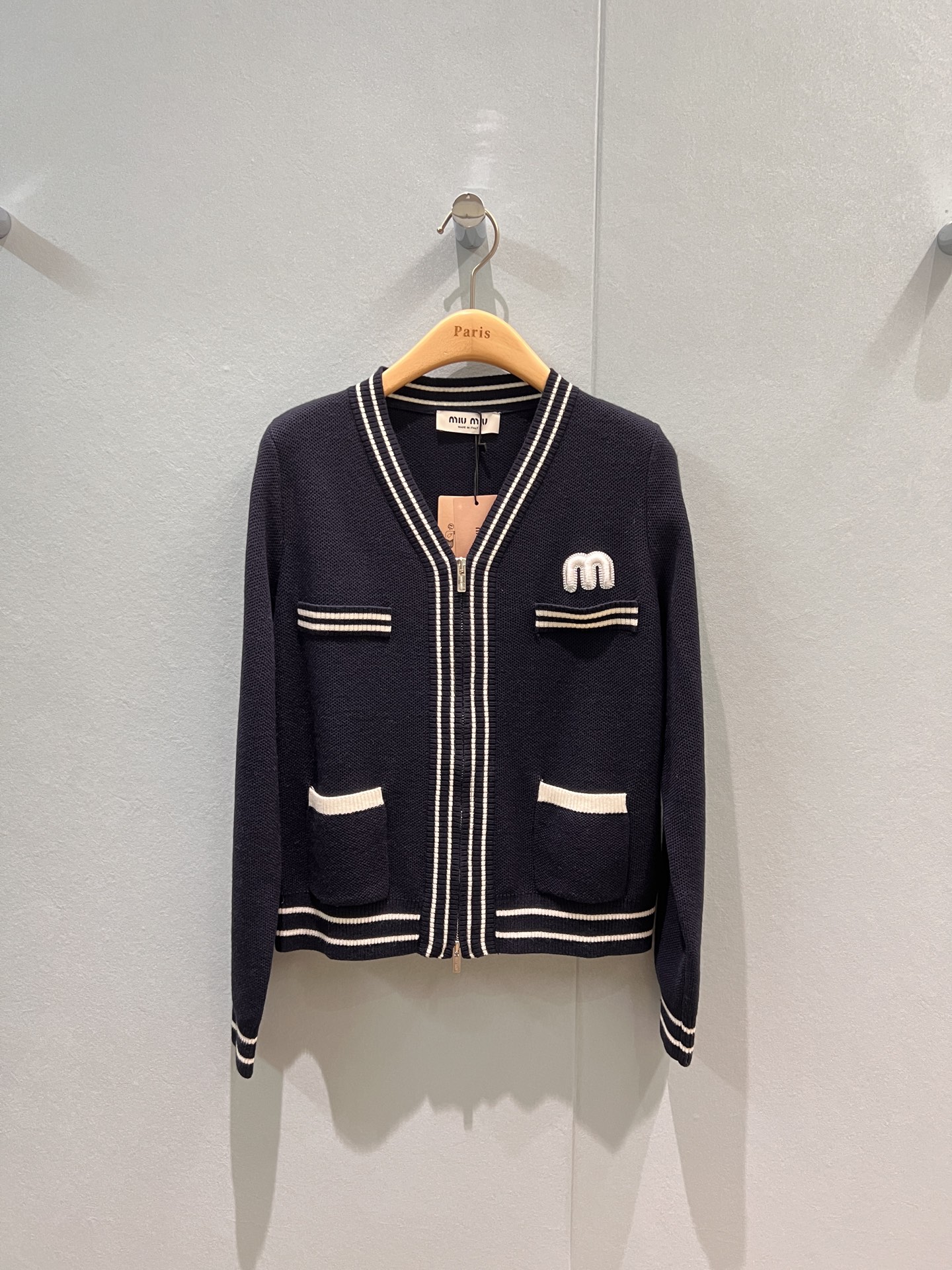 NO:488622,New MiU college style V-neck zipper knit cardigan striped collar three-dimensional M letter decoration on chest, loose and casual pockets on both sides, age-reducing versatile, dark blue and white SML, miumiu, alexander wang19860909新款miu系学院风V领拉链针织开衫 条纹领胸前立体M字母装饰 两侧口袋宽松休闲 减龄百搭 深蓝白色 SML,,miumiu,alexander wang,Women's clothing