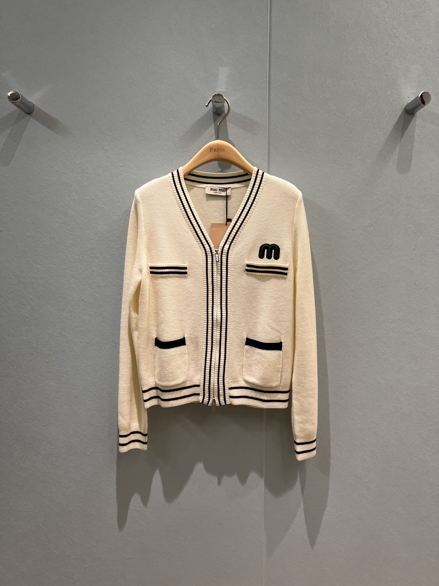 NO:488573,New MiU college style V-neck zipper knit cardigan striped collar three-dimensional M letter decoration on chest, loose and casual pockets on both sides, age-reducing versatile, dark blue and white SML, miumiu, alexander wang19860909新款miu系学院风V领拉链针织开衫 条纹领胸前立体M字母装饰 两侧口袋宽松休闲 减龄百搭 深蓝白色 SML,,miumiu,alexander wang,Women's clothing