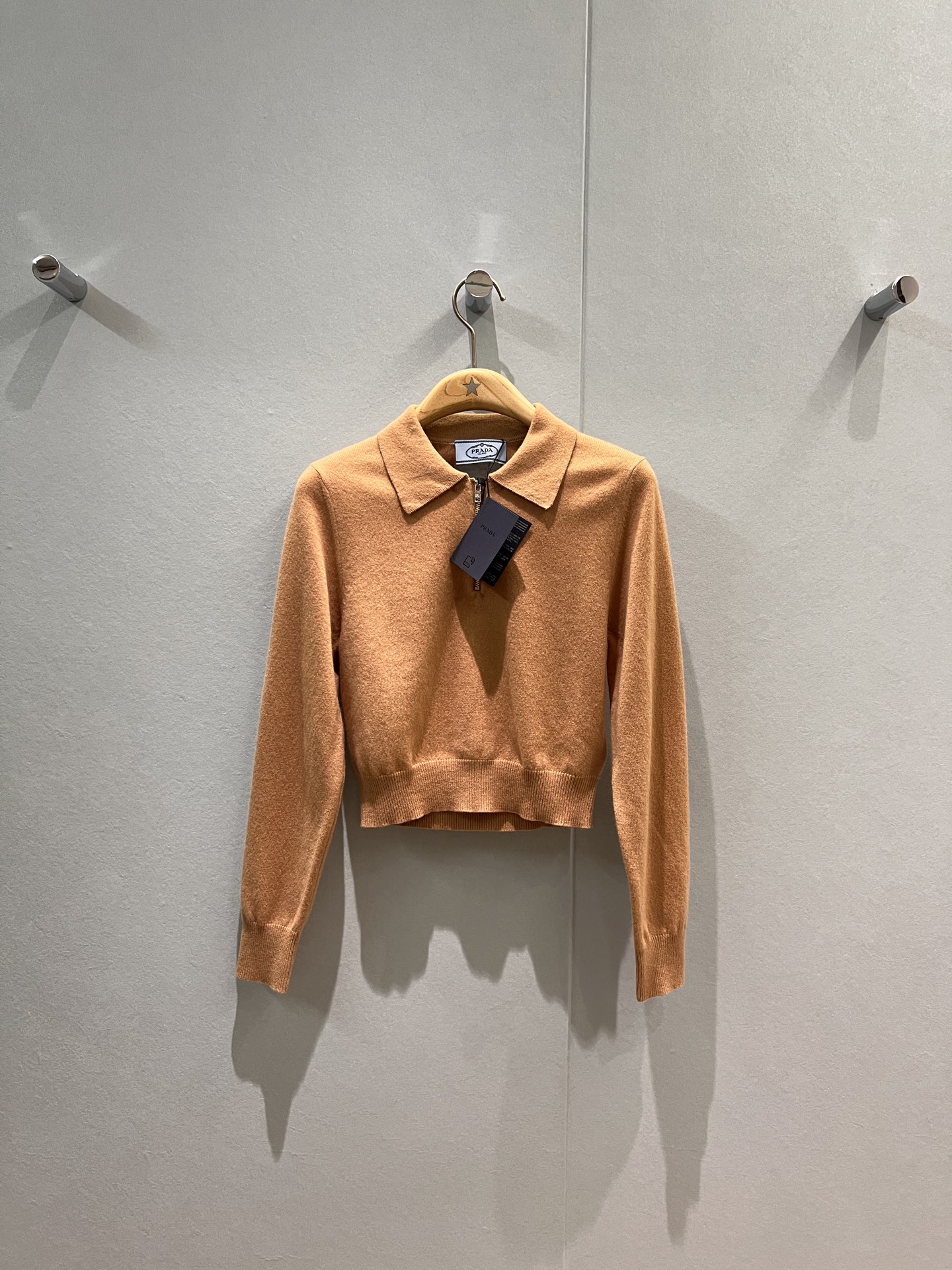 NO:488579,New minimalist design zipper lapel short knitted top sweater back looks like a triangle hollow logo, beautiful and versatile, full of high-end SML, sweaters, alexander wang19860909新款极简设计拉链翻领短款针织上衣毛衣背看三角形镂空标志 美腻百搭 高级感十足SML,,sweaters,alexander wang,Women's clothing