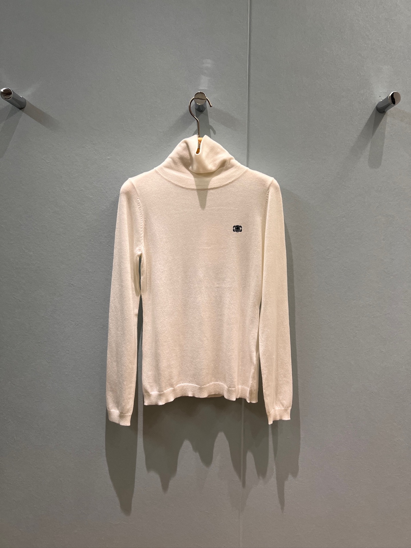 NO:488649,The new style is coming to Liu Shishi's same style. Arc de Triomphe logo embroidered turtleneck knitted base shirt top is simple and versatile. Wool blended black and white apricot. SML, alexander wang19860909新款来袭刘诗诗同款 凯旋门logo刺绣高领针织打底衫上衣简单百搭 羊毛混纺黑色白色杏色 SML,,alexander wang,Women's clothing