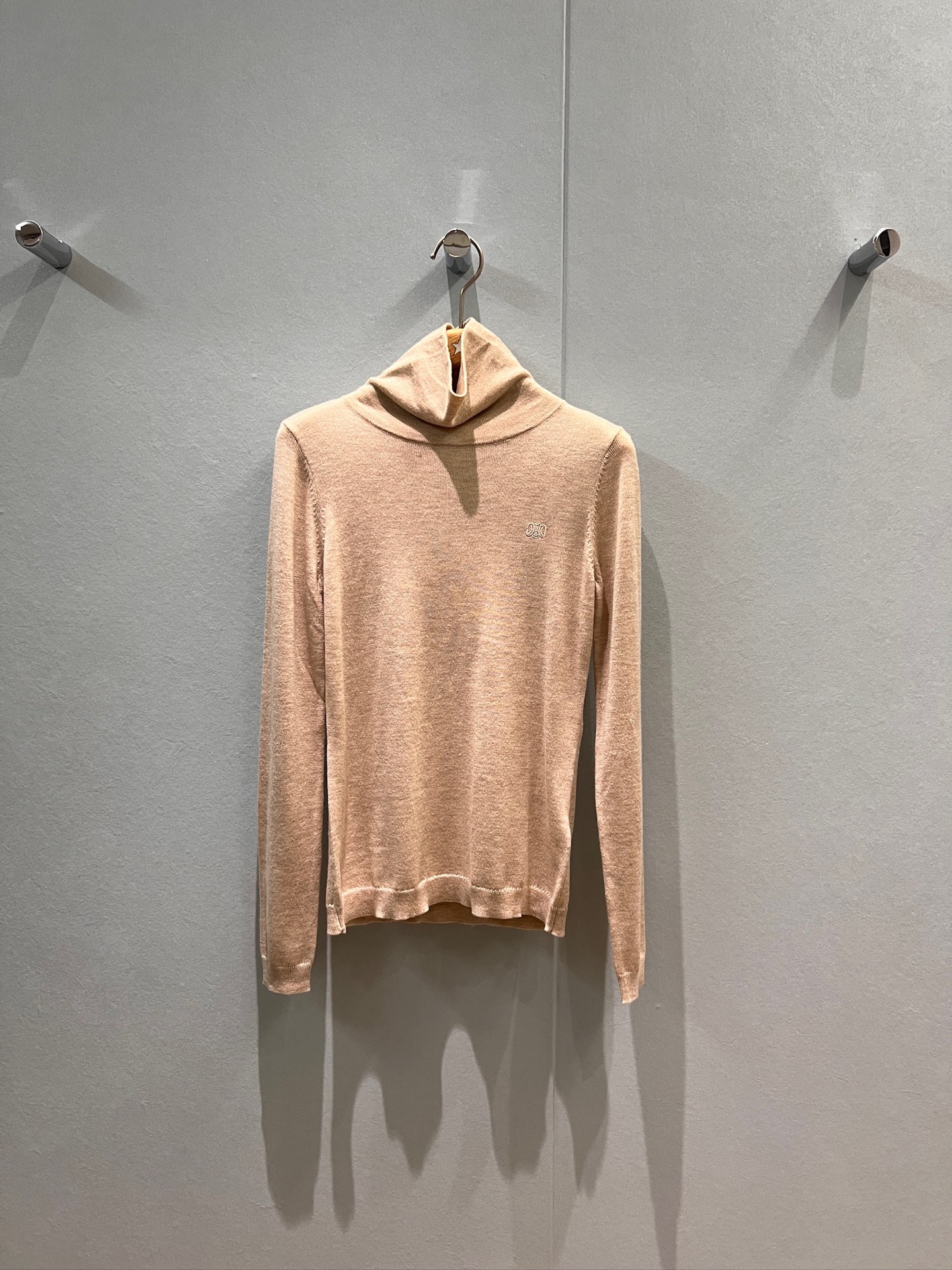 NO:488639,The new style is coming to Liu Shishi's same style. Arc de Triomphe logo embroidered turtleneck knitted base shirt top is simple and versatile. Wool blended black and white apricot. SML, alexander wang19860909新款来袭刘诗诗同款 凯旋门logo刺绣高领针织打底衫上衣简单百搭 羊毛混纺黑色白色杏色 SML,,alexander wang,Women's clothing