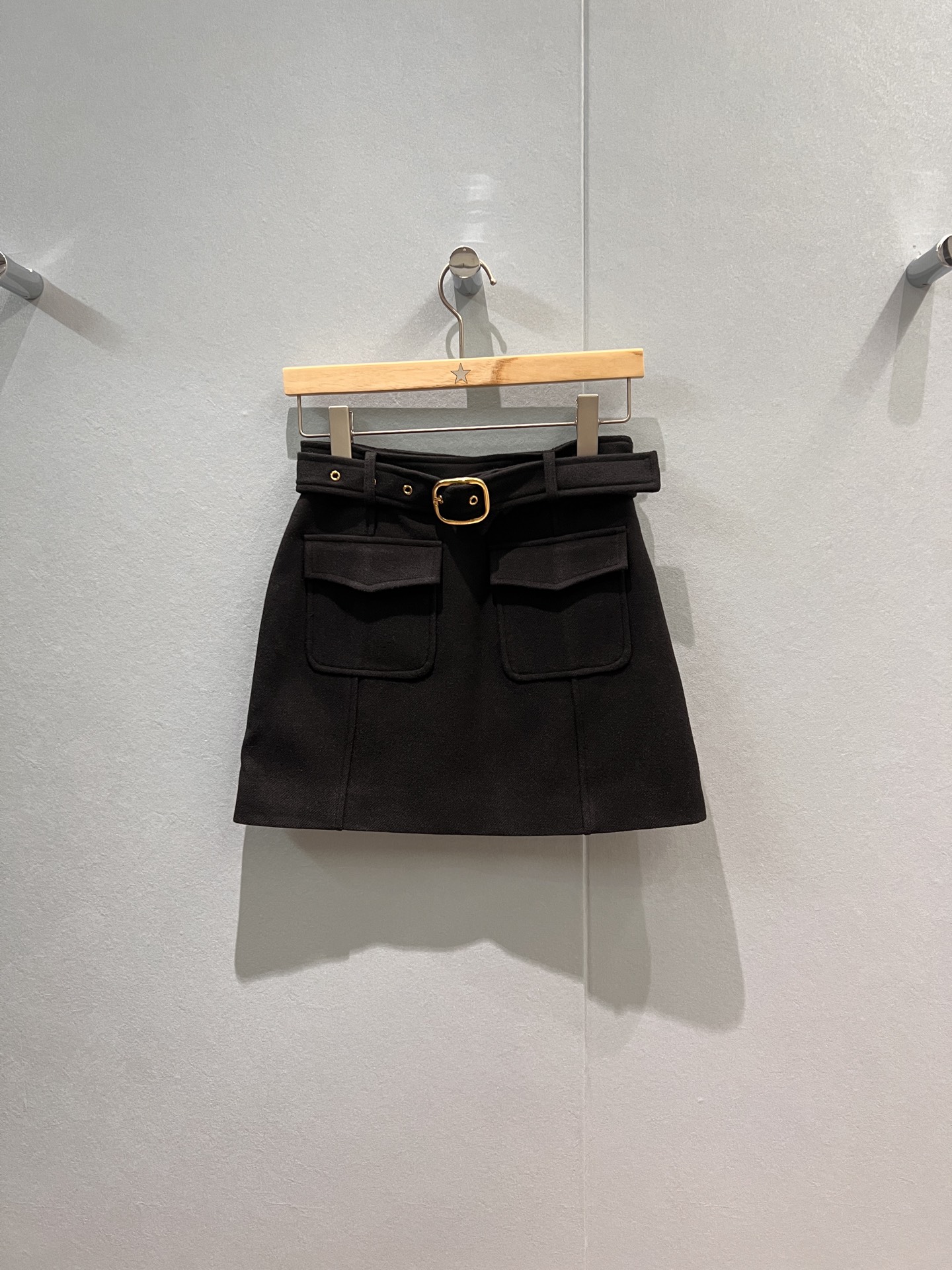 NO:488659,New style recommended celin belt decorative A-line skirt, flip pocket design on both sides, temperament commuting, simple, versatile, fashionable and age-reducing, black and gray SML, celine, skirts, alexander wang19860909新款推荐celin腰带装饰A字半裙 两侧翻盖口袋设计气质通勤 简约百搭时尚减龄 黑色灰色 SML,,celine,skirts,alexander wang,Women's clothing