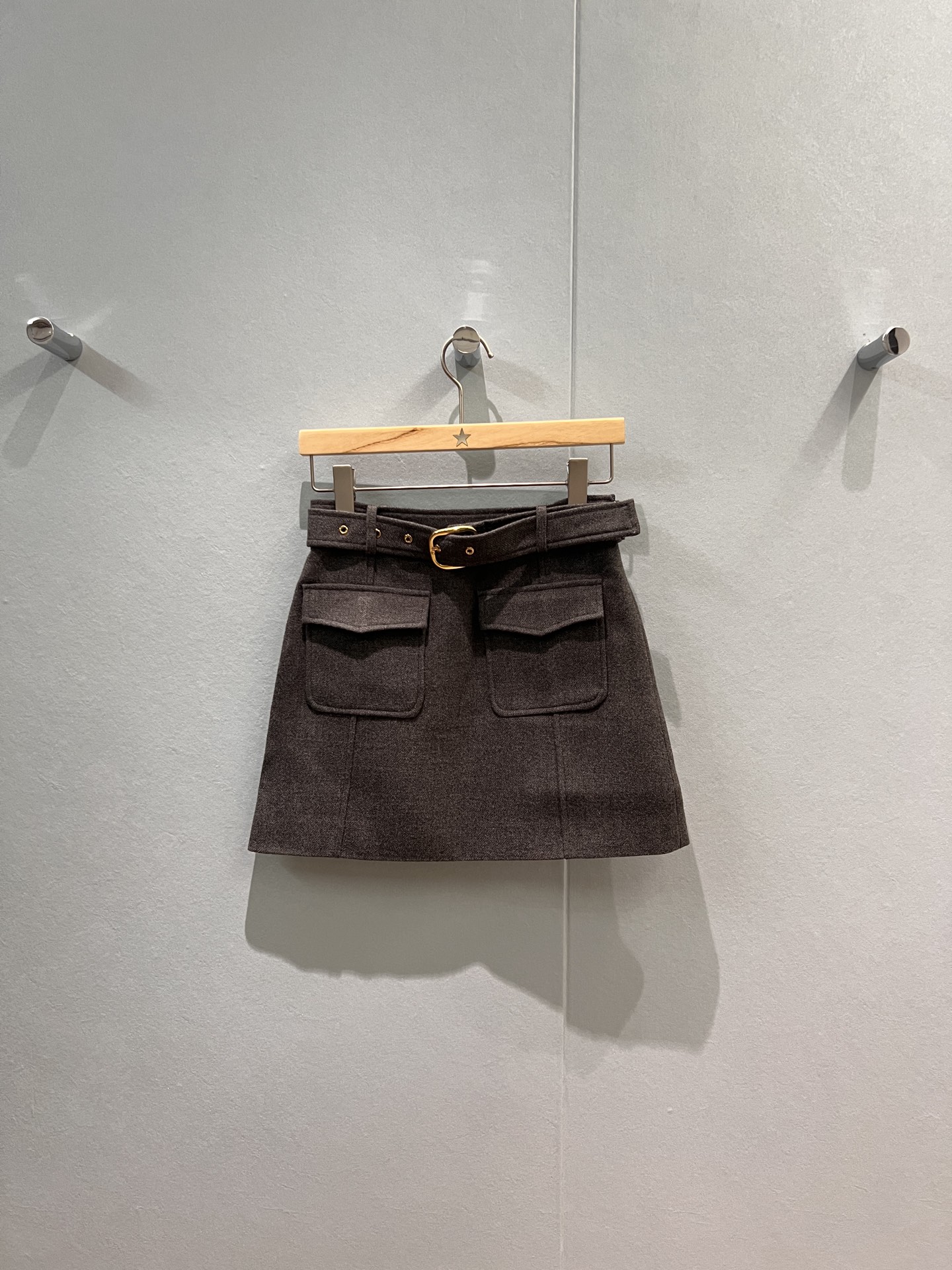 NO:488669,New style recommended celin belt decorative A-line skirt, flip pocket design on both sides, temperament commuting, simple, versatile, fashionable and age-reducing, black and gray SML, celine, skirts, alexander wang19860909新款推荐celin腰带装饰A字半裙 两侧翻盖口袋设计气质通勤 简约百搭时尚减龄 黑色灰色 SML,,celine,skirts,alexander wang,Women's clothing