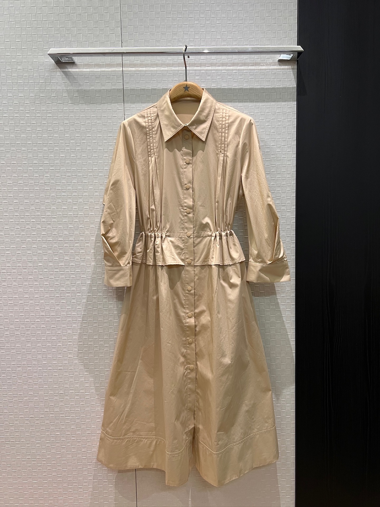 NO:488650,New style slamming mask, fake two-piece splicing design, ruffled puff sleeve adjustment, waist-hugging long skirt, shirt dress with chest, waist-drawstring, waist-hugging, pockets on both sides, classic logo armband decoration, black khaki S-XL, Moncler, skirts, alexander wang19860909新款冲冲蒙口 假两件拼接设计 荷叶边泡泡袖调节 收腰长裙 衬衣连衣裙胸前打条 腰围抽绳收腰 两侧有口袋 经典logo袖标装饰黑色卡其 S-XL,,Moncler,skirts,alexander wang,Women's clothing