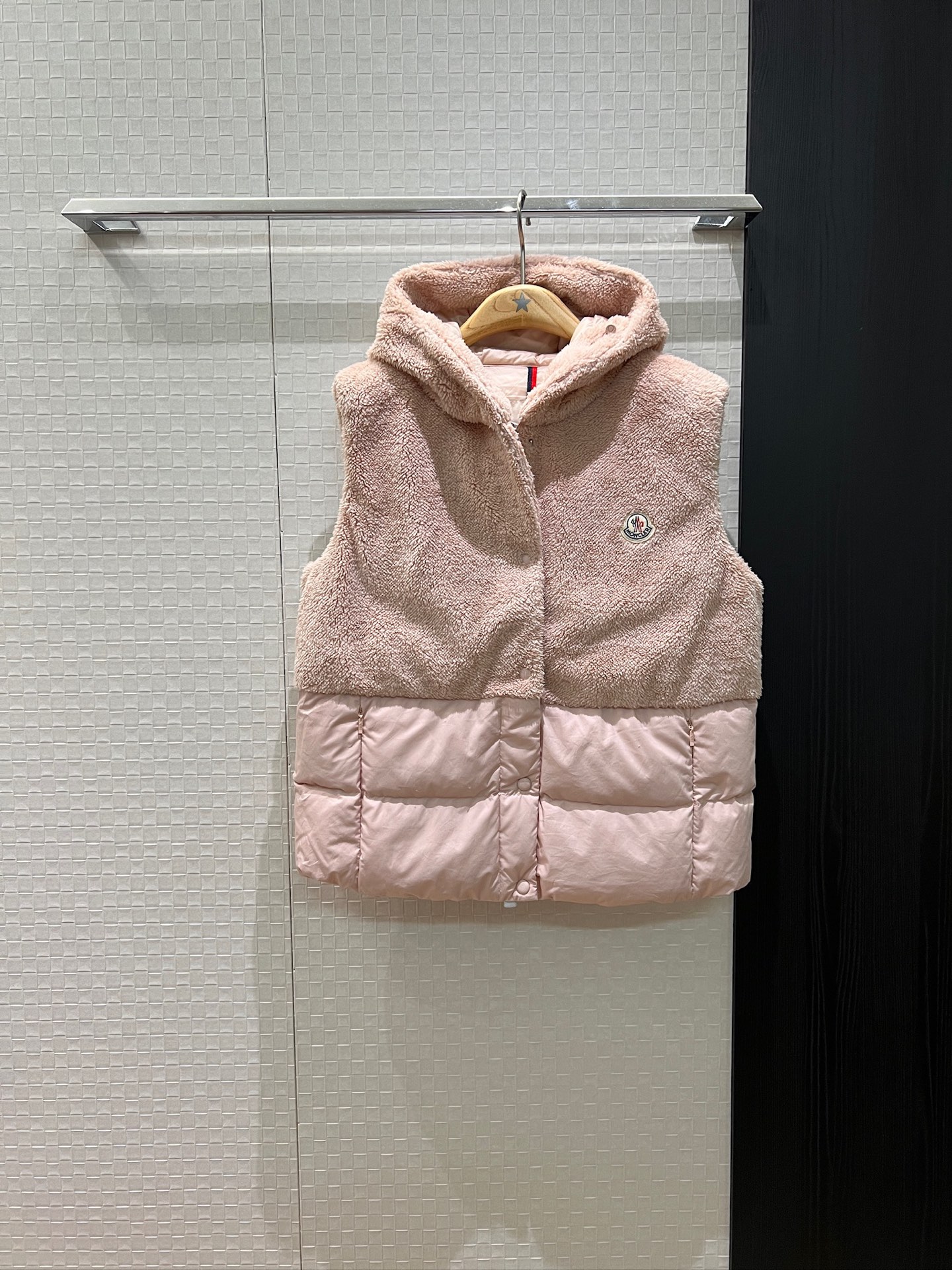 NO:488671,New lamb-wool down hooded vest jacket with dust bag, classic logo badge decoration on chest, drawstring can be used to adjust the waist to make it look slim and versatile, warm and age-reducing, cute and casual, gray pink and white 0-3,,jackets & coats,down jacket,hats,alexander wang19860909配防尘袋新款羊羔毛羽绒连帽马甲外套胸前经典logo徽章装饰 下摆可抽绳收腰调节显瘦百搭保暖减龄 可爱休闲 灰色粉色白色 0-3,,jackets & coats,down jacket,hats,alexander wang,Women's clothing
