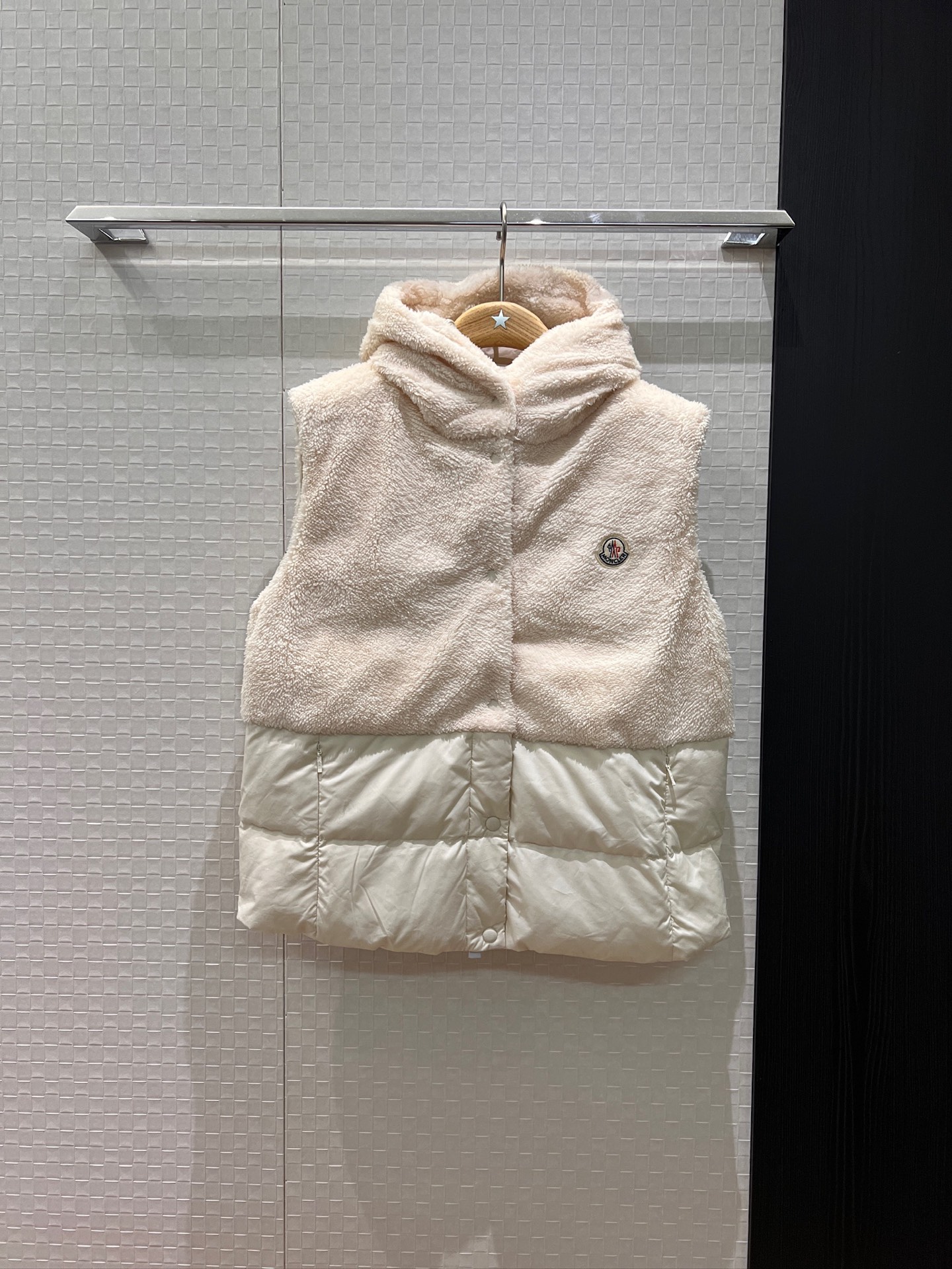 NO:488679,New lamb-wool down hooded vest jacket with dust bag, classic logo badge decoration on chest, drawstring can be used to adjust the waist to make it look slim and versatile, warm and age-reducing, cute and casual, gray pink and white 0-3,,jackets & coats,down jacket,hats,alexander wang19860909配防尘袋新款羊羔毛羽绒连帽马甲外套胸前经典logo徽章装饰 下摆可抽绳收腰调节显瘦百搭保暖减龄 可爱休闲 灰色粉色白色 0-3,,jackets & coats,down jacket,hats,alexander wang,Women's clothing