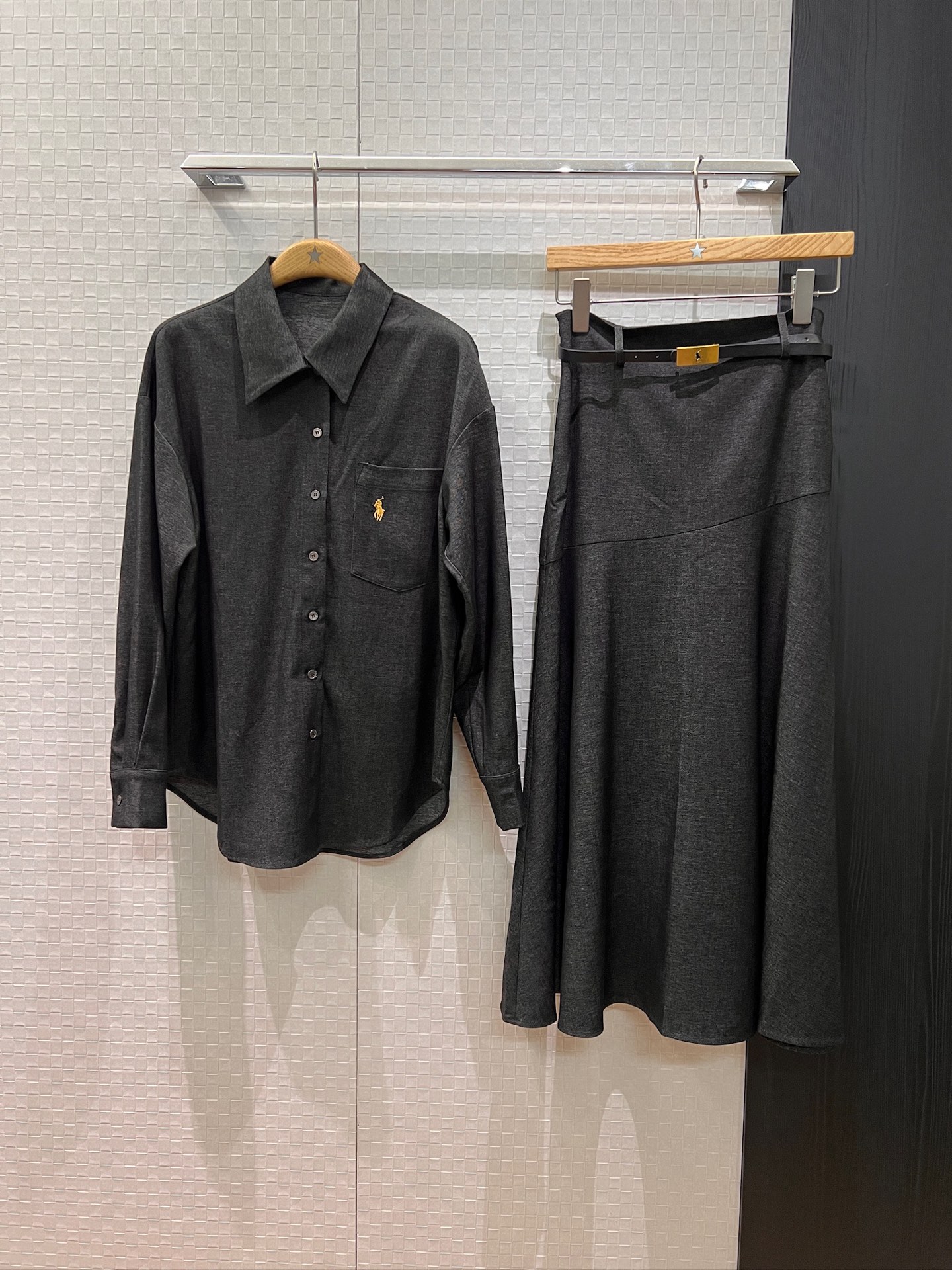 NO:490002,Lining skirt new style old money style pony embroidered loose shirt belt decorative spliced ​​skirt lazy casual vacation versatile must-have for age reduction Black dark blue S-XL, skirts, alexander wang19860909衬 半裙新款老钱风 小马刺绣宽松衬衣腰带装饰拼接半裙慵懒休闲 度假百搭 减龄必备 黑色深蓝 S-XL,,skirts,alexander wang,Women's clothing