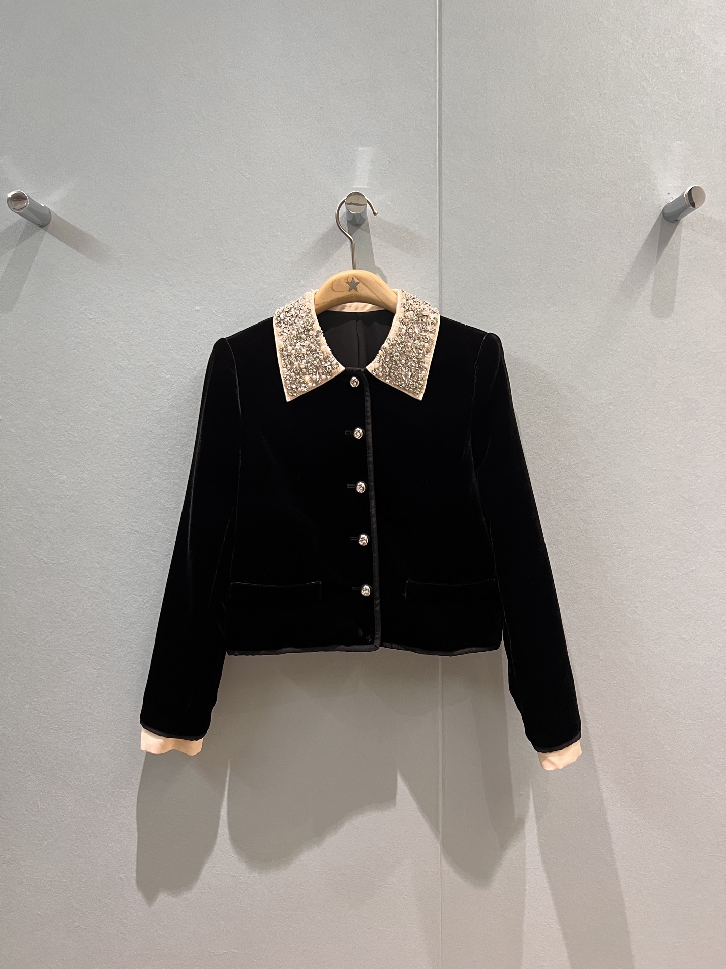 NO:490036,New heavy industry diamond-inlaid bead collar short velvet jacket fake two-piece splicing cuffs Miu Miu Miu Qi, famous lady temperament and age-reducing S-XL,,miumiu, jackets & coats,alexander wang19860909新款重工镶钻钉珠领短款丝绒外套假两件拼接袖口 miu里miu气 名媛淑女 气质减龄S-XL,,miumiu,jackets & coats,alexander wang,Women's clothing