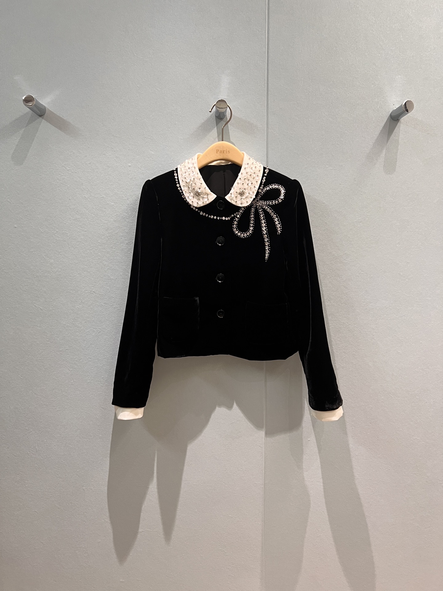 NO:490051,New heavy industry diamond-inlaid flower collar short velvet jacket fake two-piece splicing cuffs, bead bow decoration, miu miu miu temperament, ladylike temperament, age-reducing S-XL,,miumiu, jackets & coats,alexander wang19860909新款重工镶钻花朵领短款丝绒外套假两件拼接袖口 钉珠蝴蝶结装饰 miu里miu气 名媛淑女 气质减龄S-XL,,miumiu,jackets & coats,alexander wang,Women's clothing